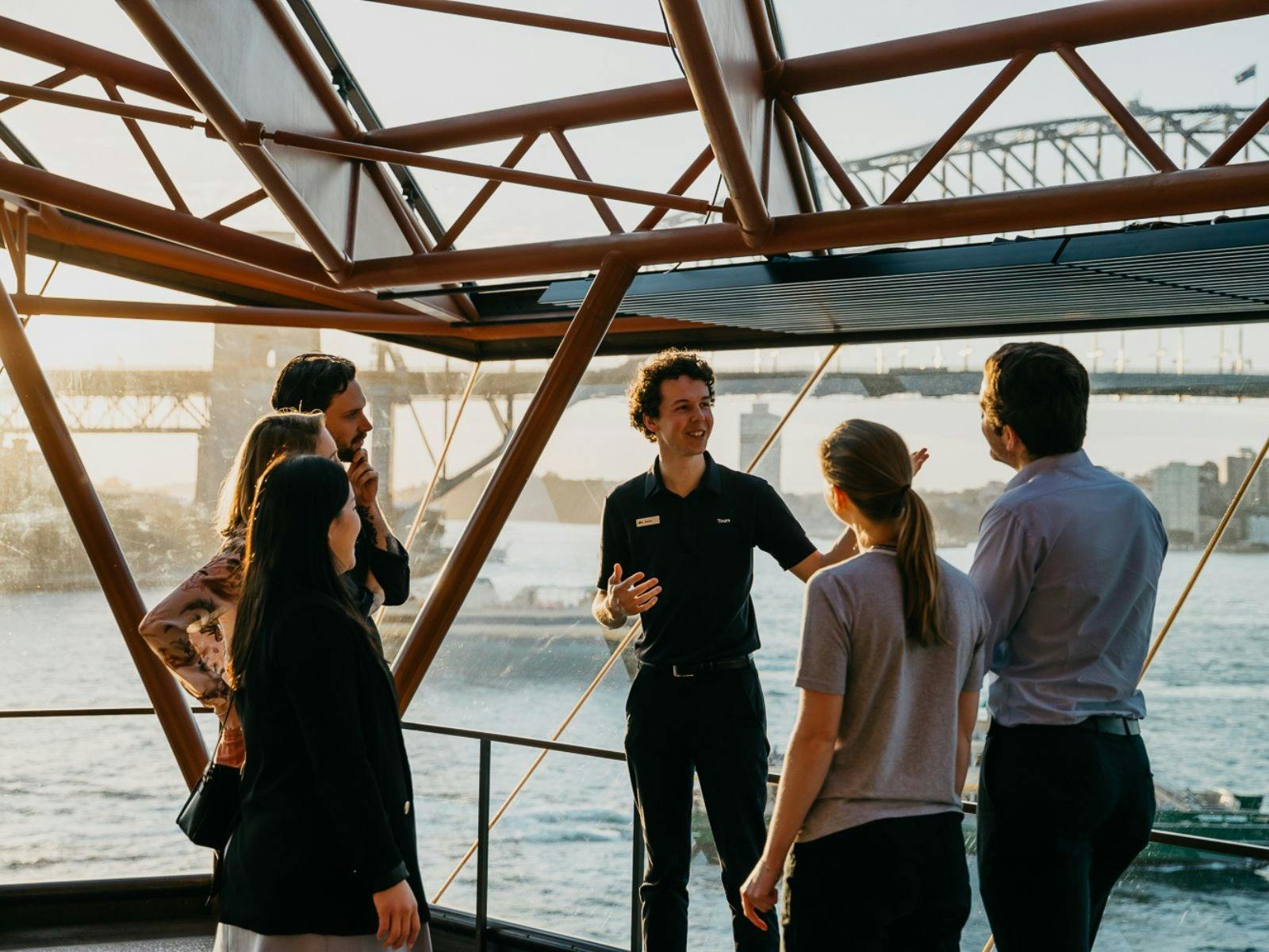Tour guide speaking to five tour patrons