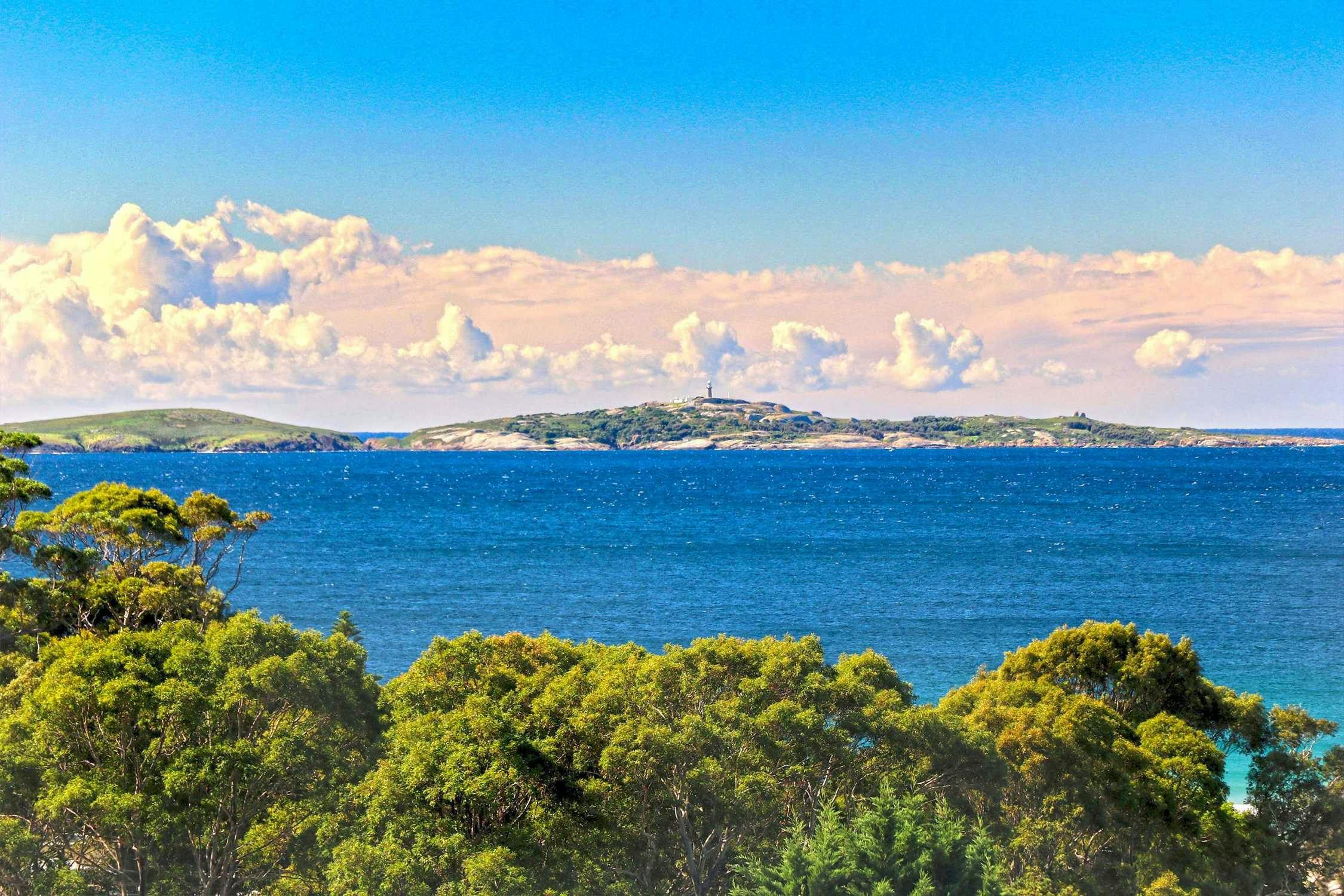 ホライズンズホリデーアパートメンツからモンタギュー島を眺める