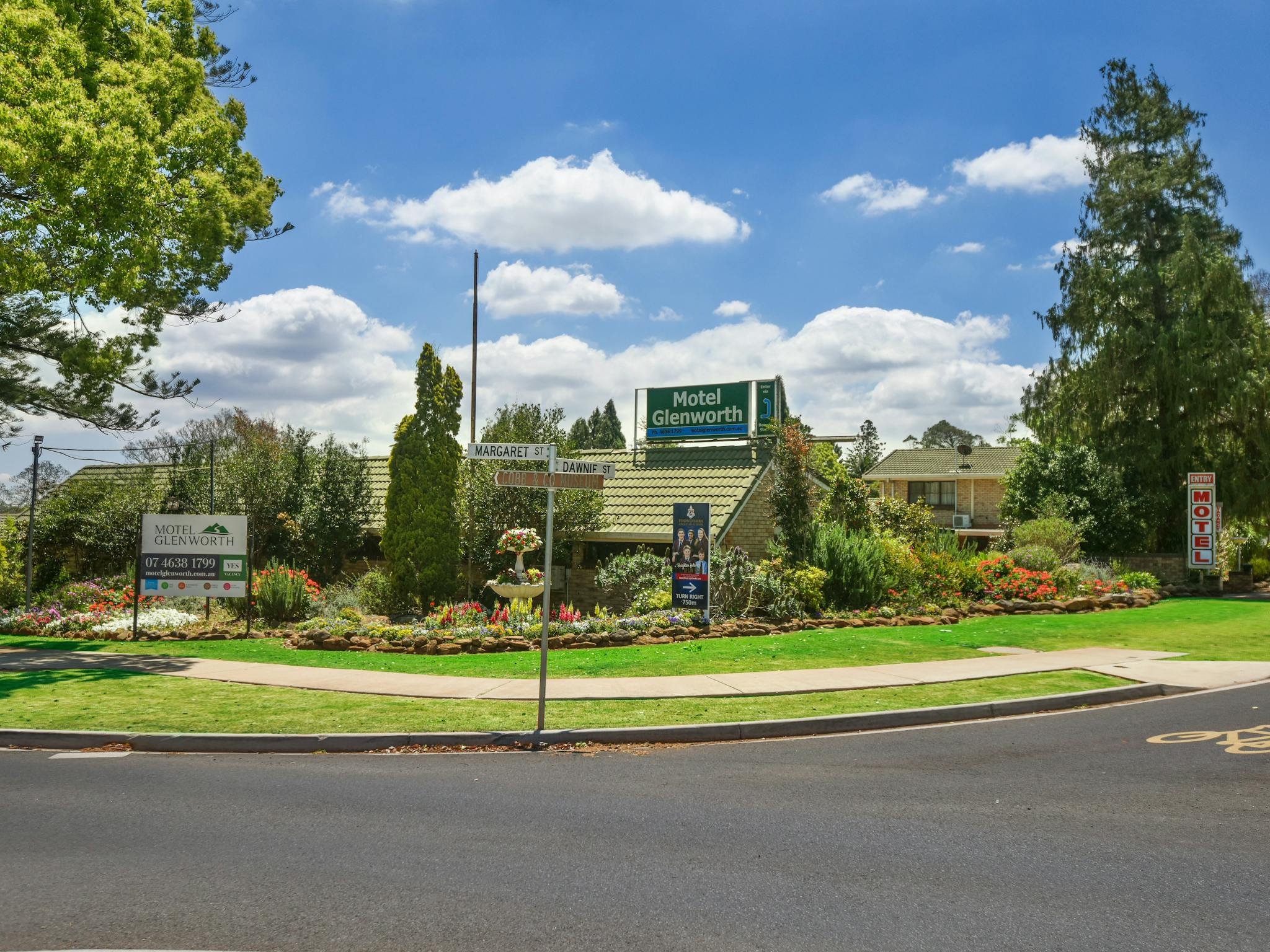 View from street showing location of Motel at cnr Margaret & Dawnie Streets
