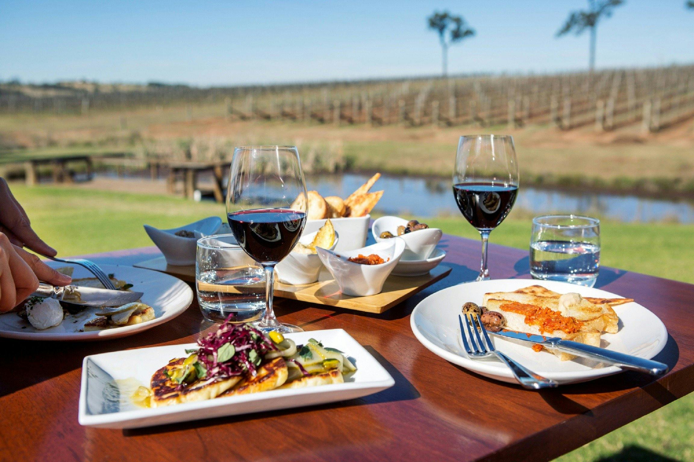 RidgeViewレストランでの食事とワイン