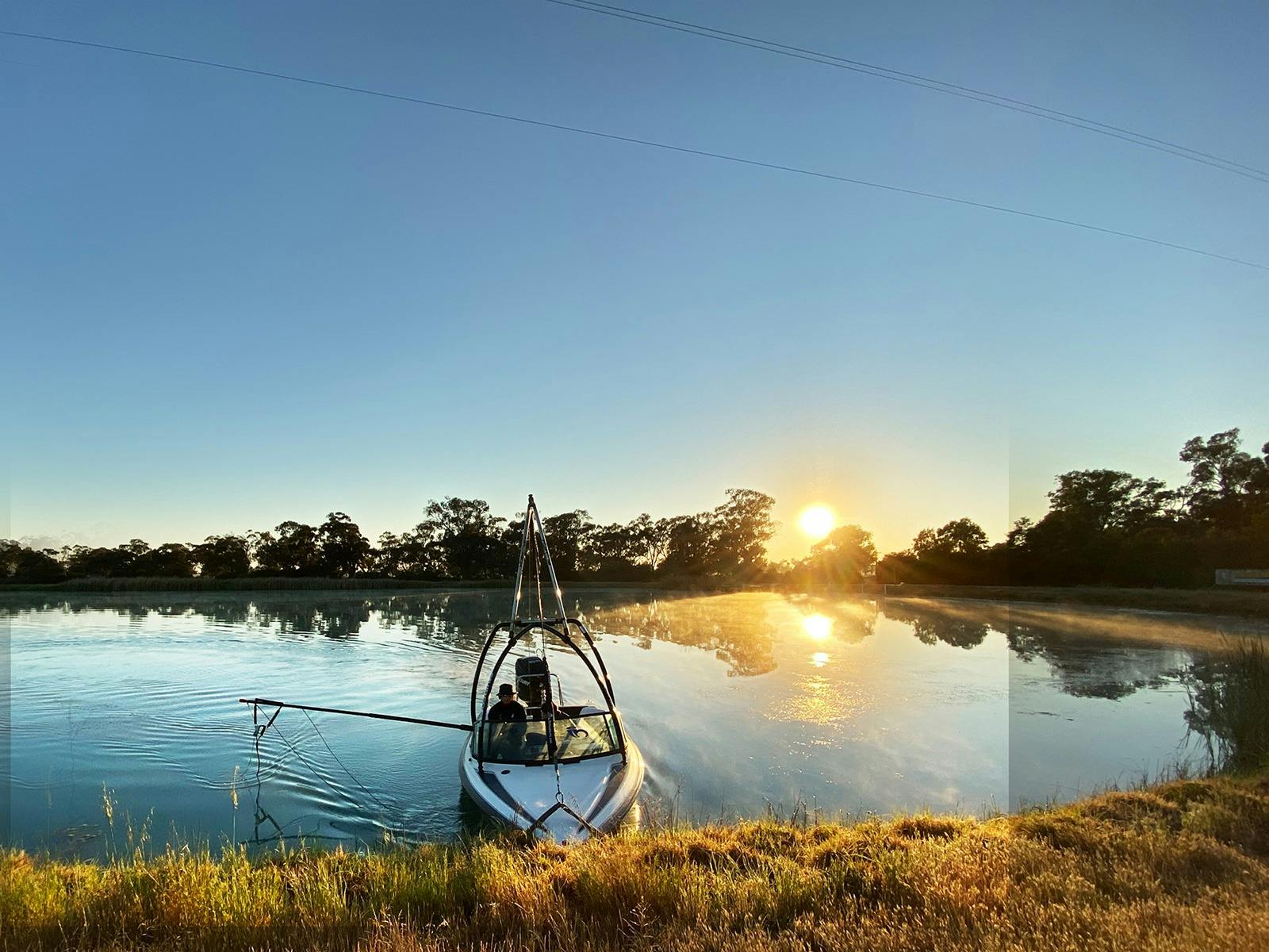 군중이 없는 수상 스키.