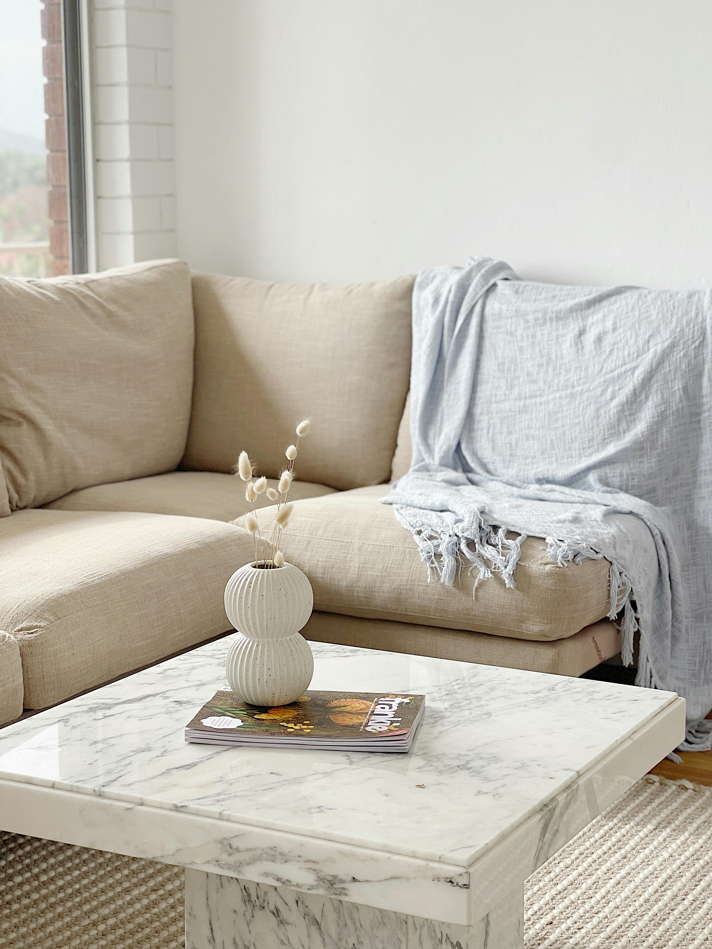 附咖啡桌的休息室