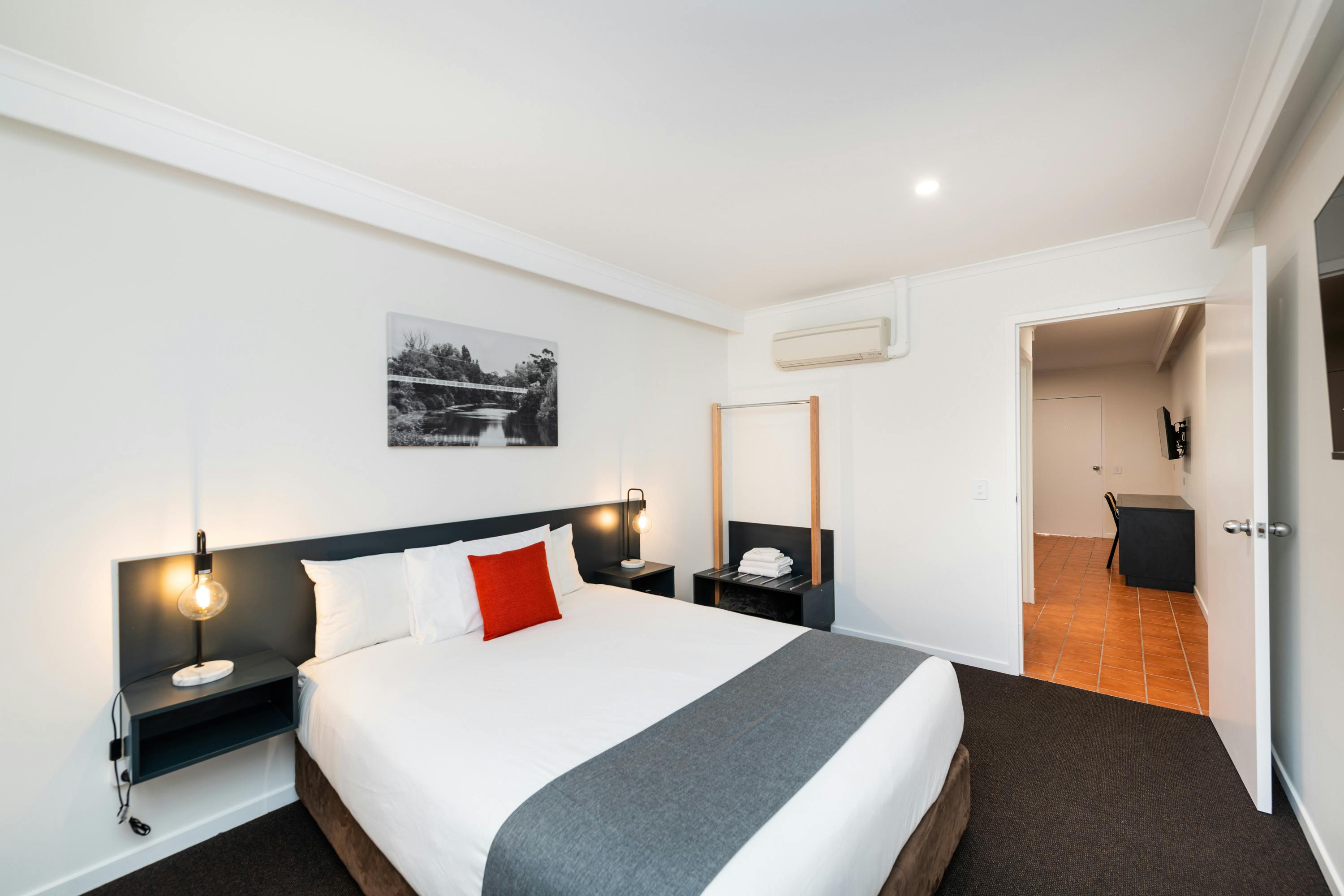 River Motel의 Queen Suites with Kitchen 객실 유형에는 넓은 거실과 침실 공간이 있습니다.