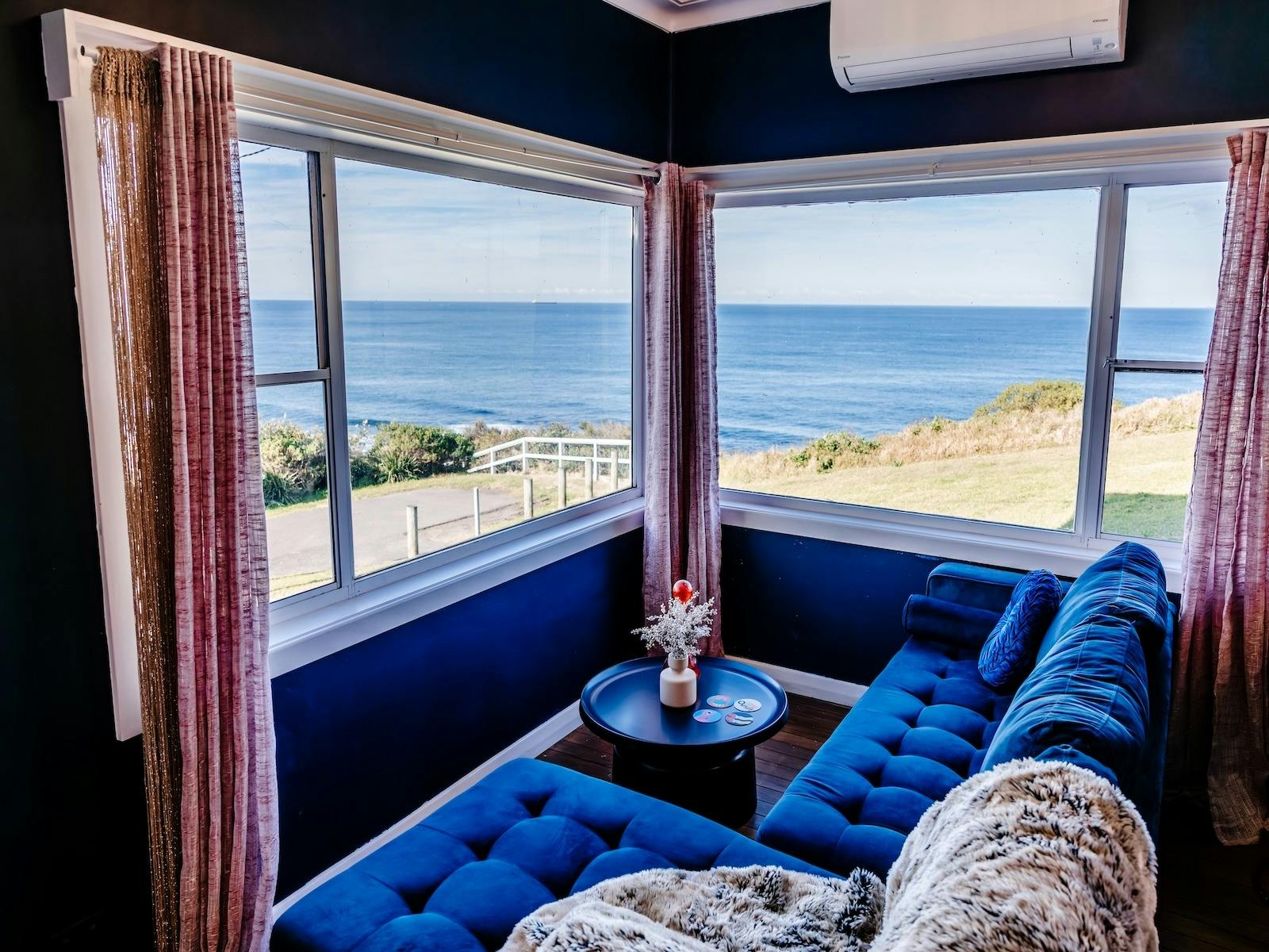 Beach holiday Accomodation Mereweather Newcastle Airbnb Holiday Ocean Front Unique Retro