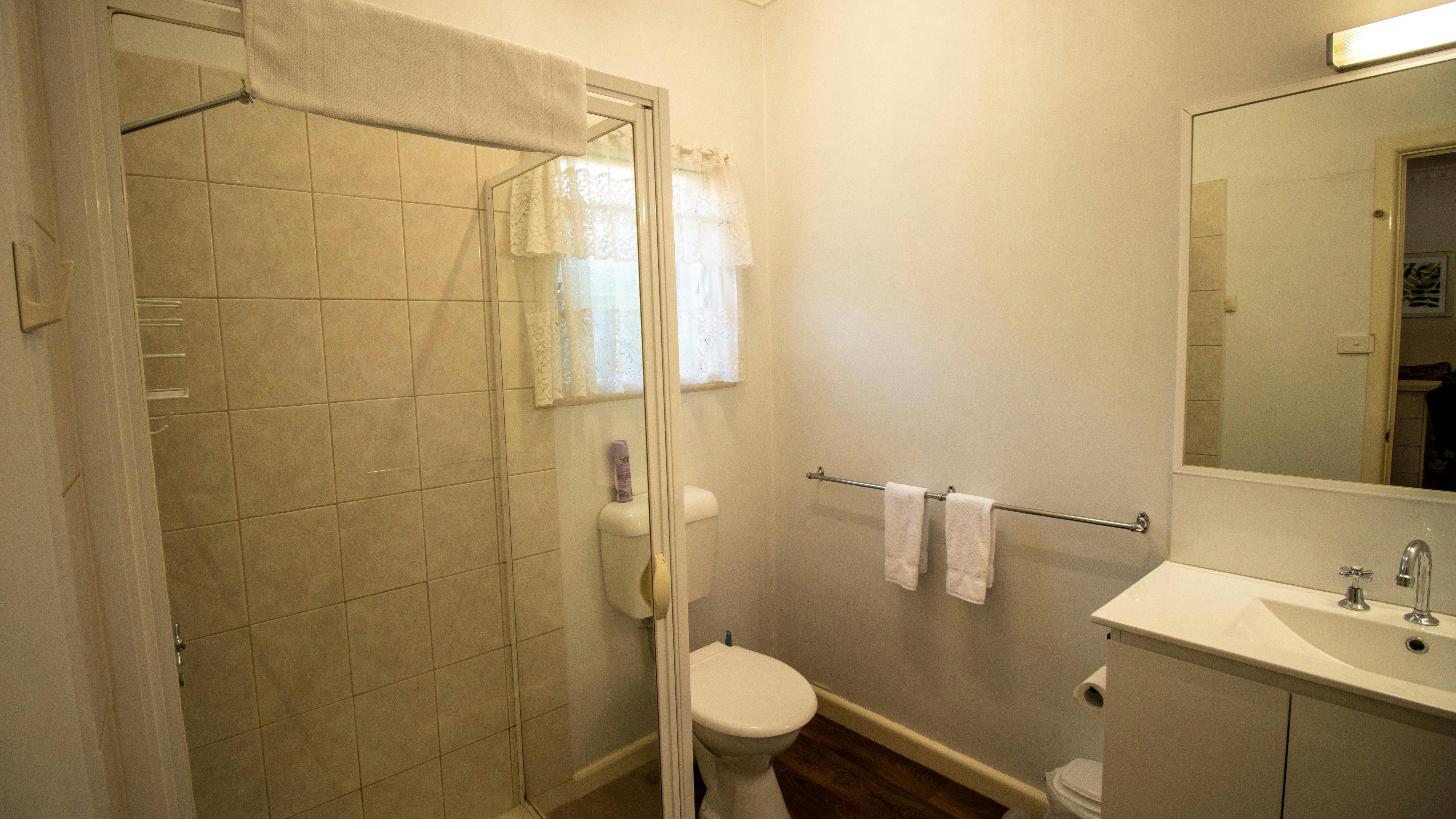 Unit Bathroom, Shower, Toilet & Vanity