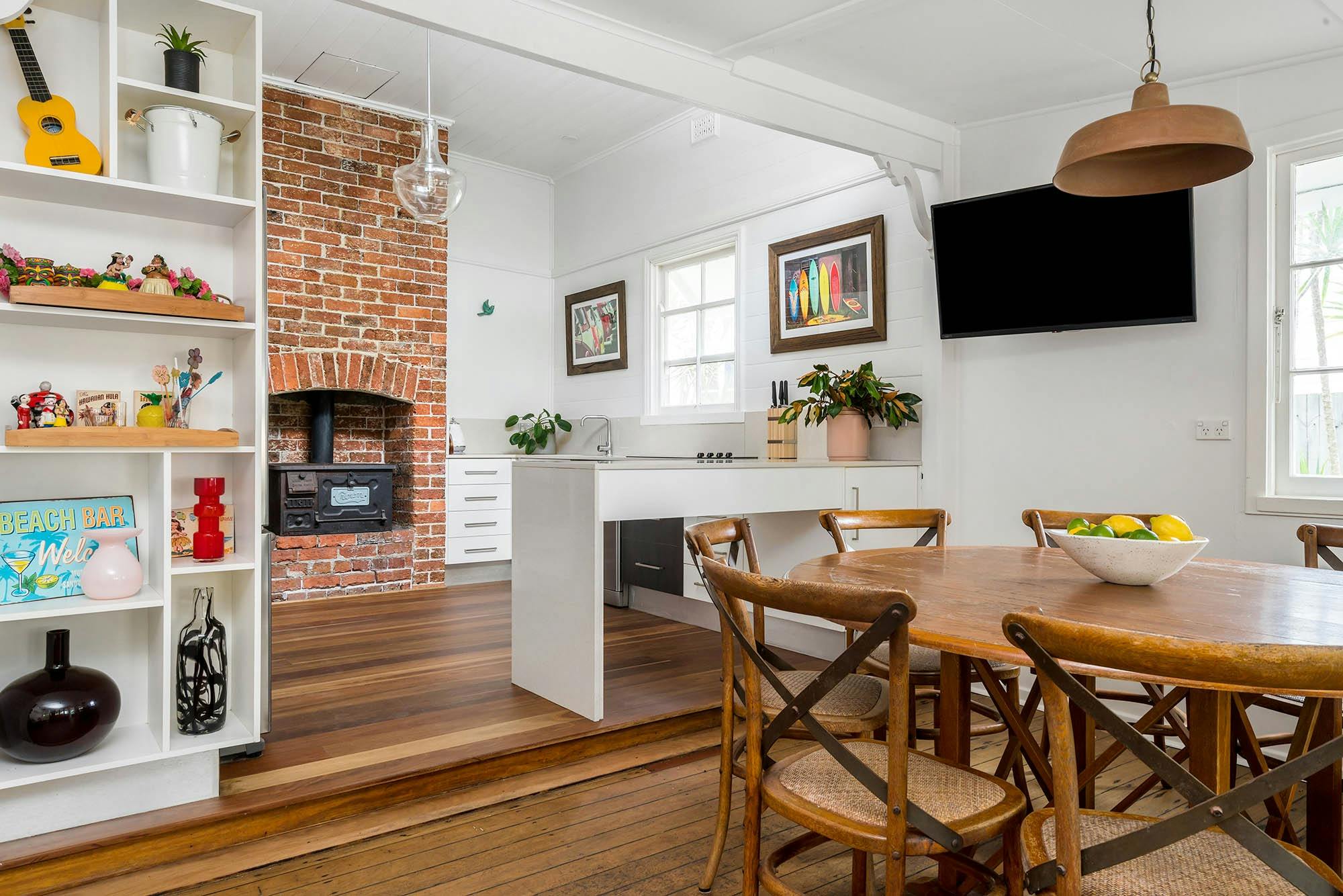 Gidgets - Byron Bay - Dining Area flow to Kitchen