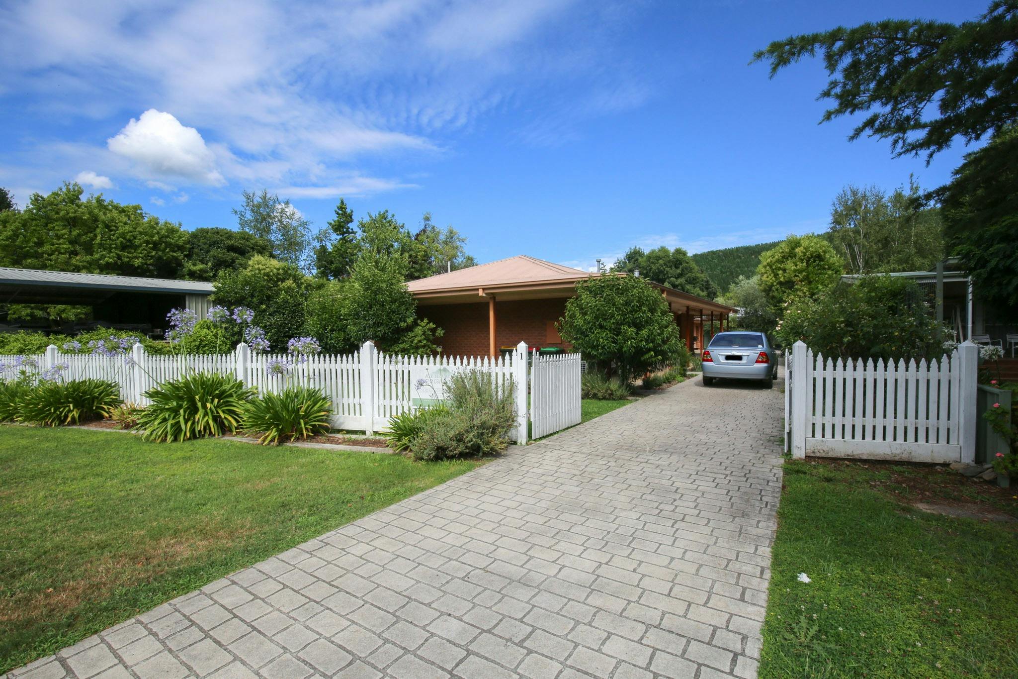 Driveway and entrance at Bright Country Home - Bright Accommodation Alpine Valley Getaways