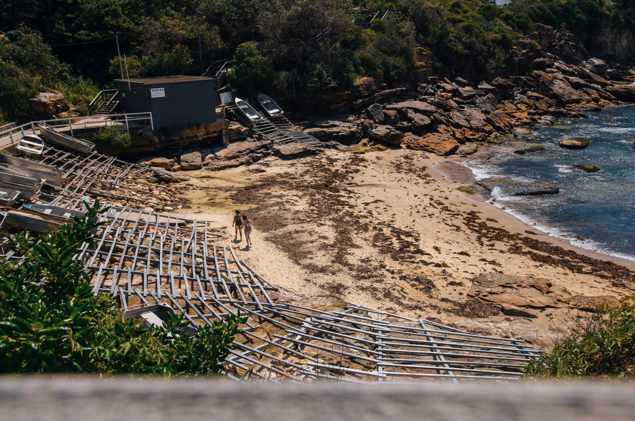 沿著庫吉戈登斯灣海灘散步的婦女