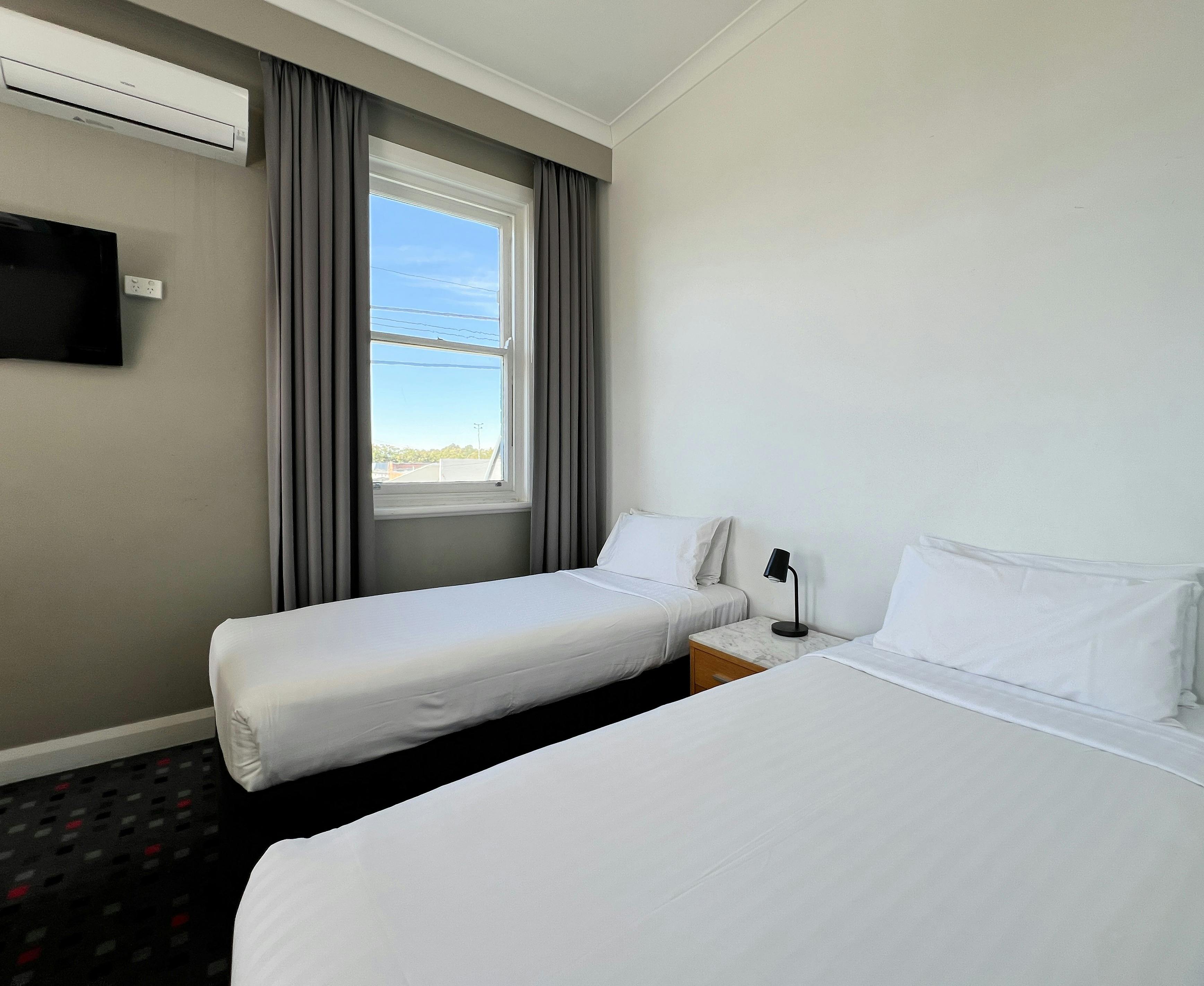 Twin Singles Room (Shared Bathroom)