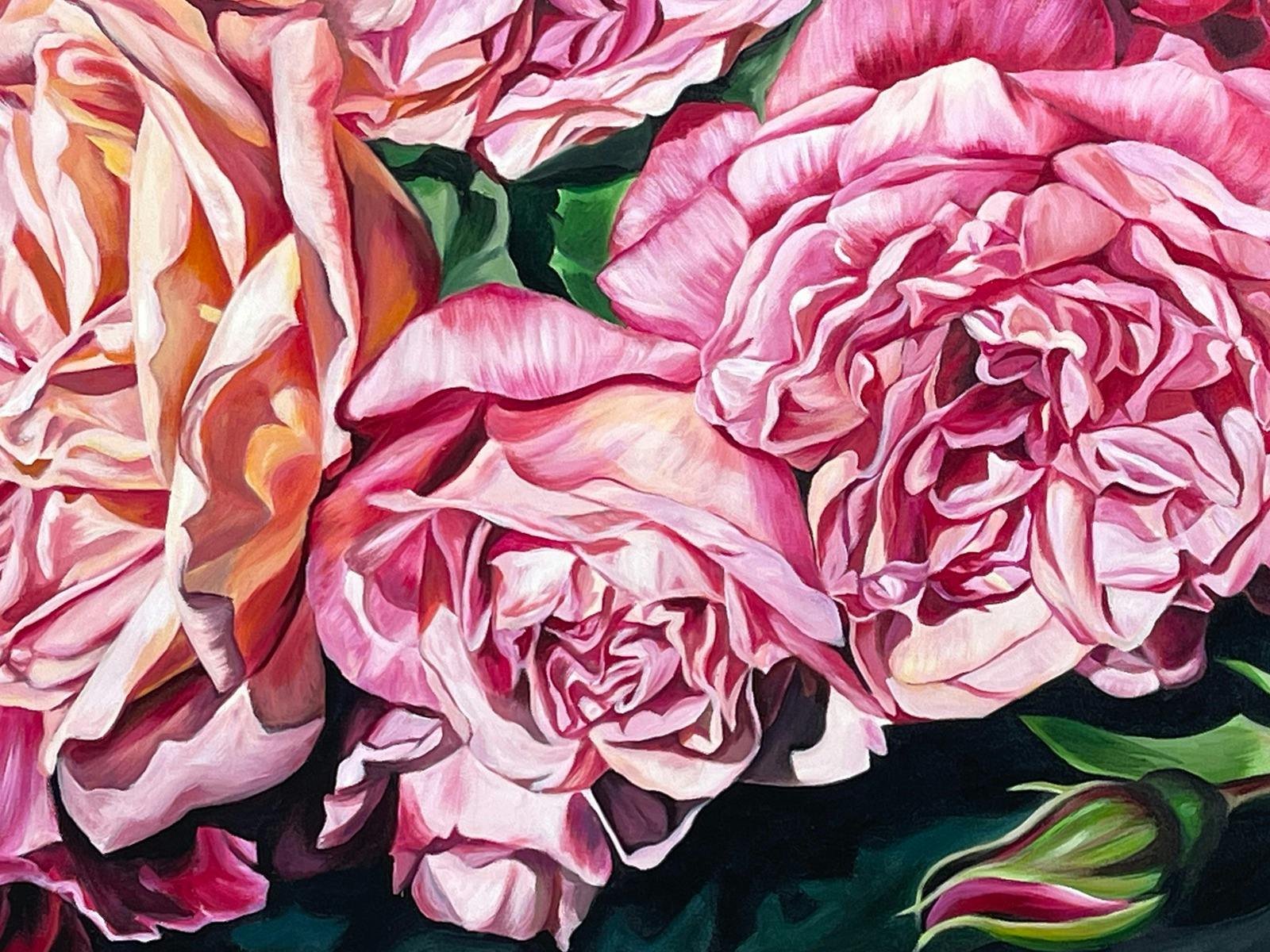 Panoramagemälde von Rosen in verschiedenen Rosatönen.