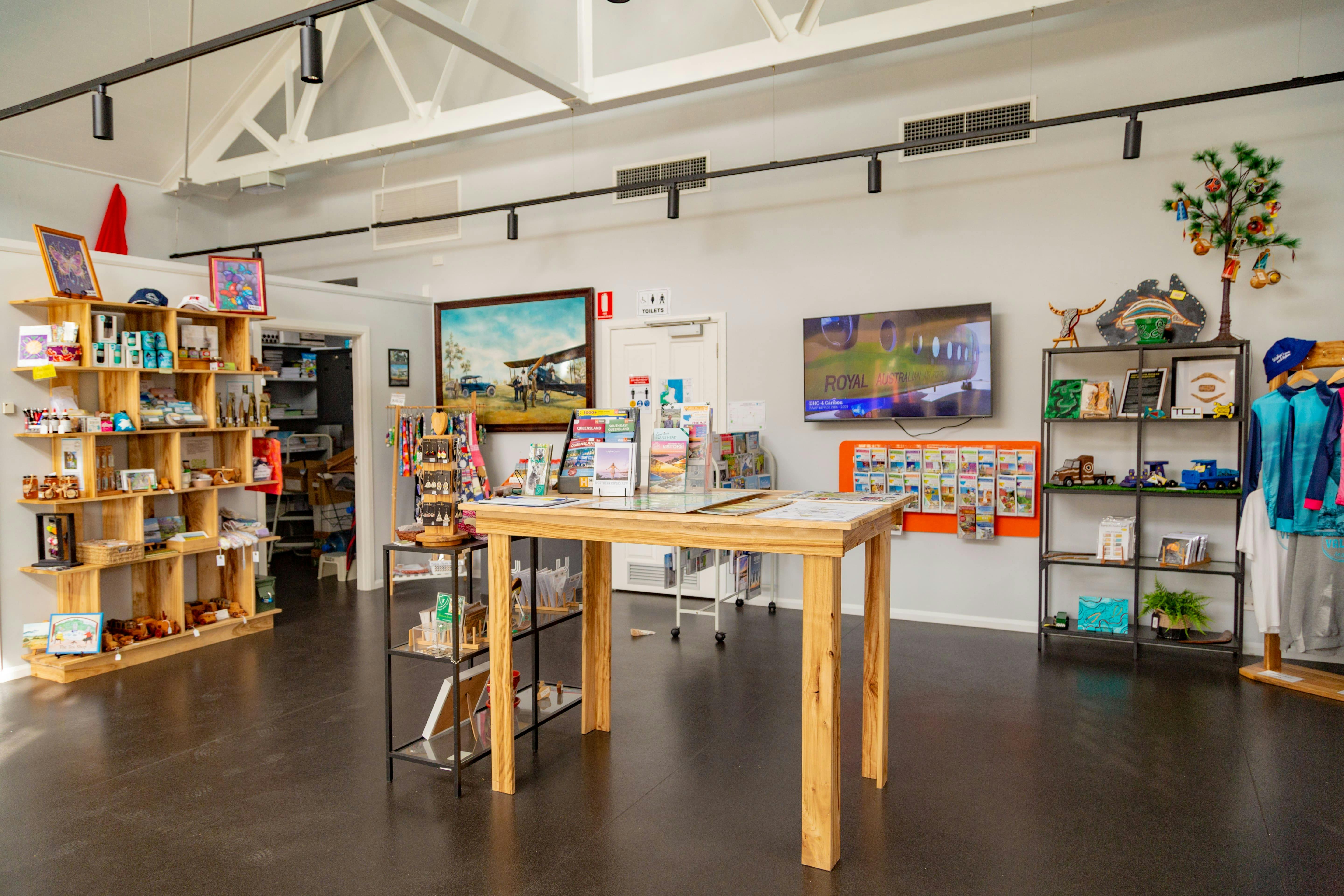 방문자 정보 센터 내부. 그림 테이블 및 상품