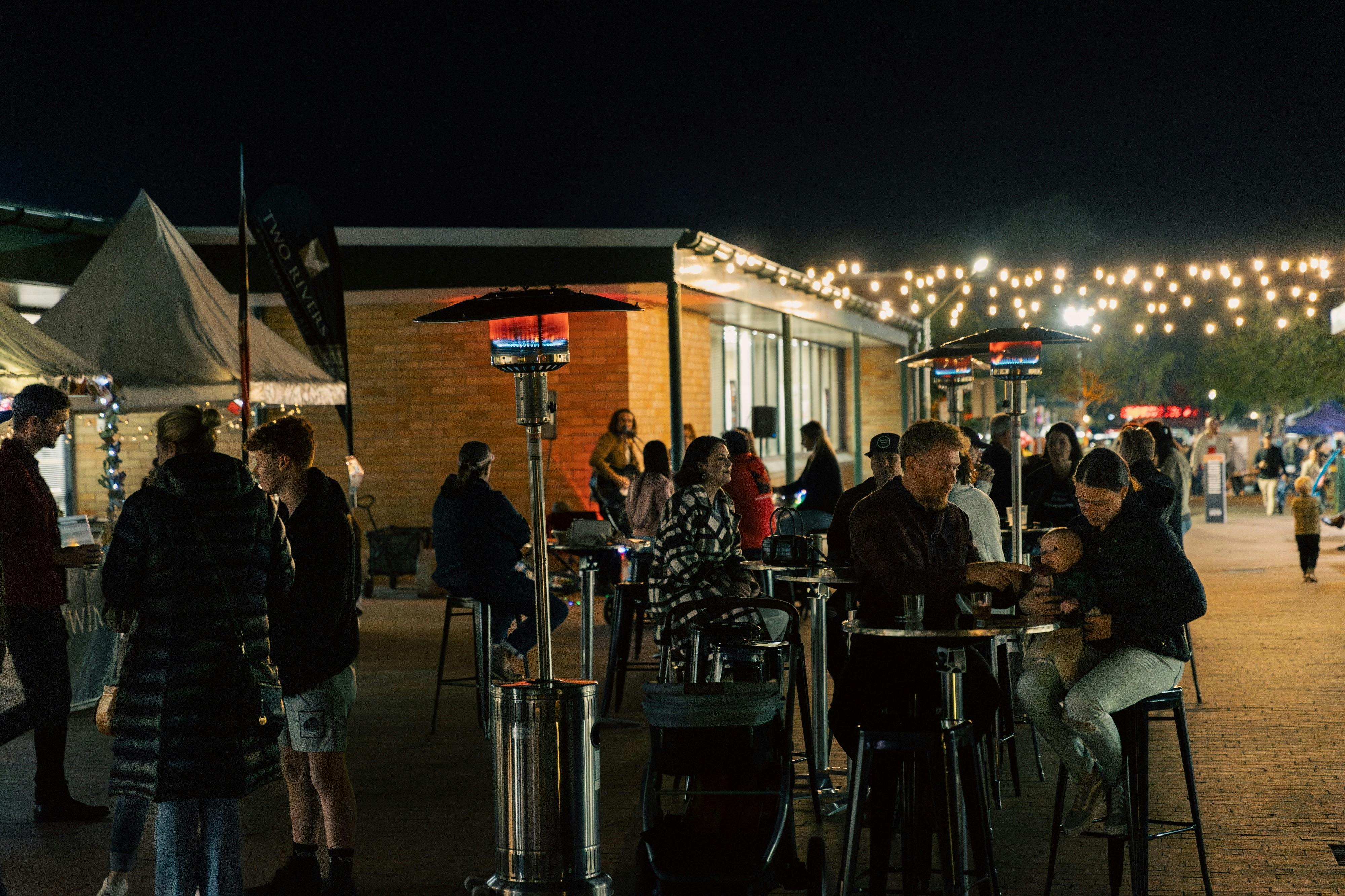 参加者はアンダー・ザ・スターズ・バーに集まる