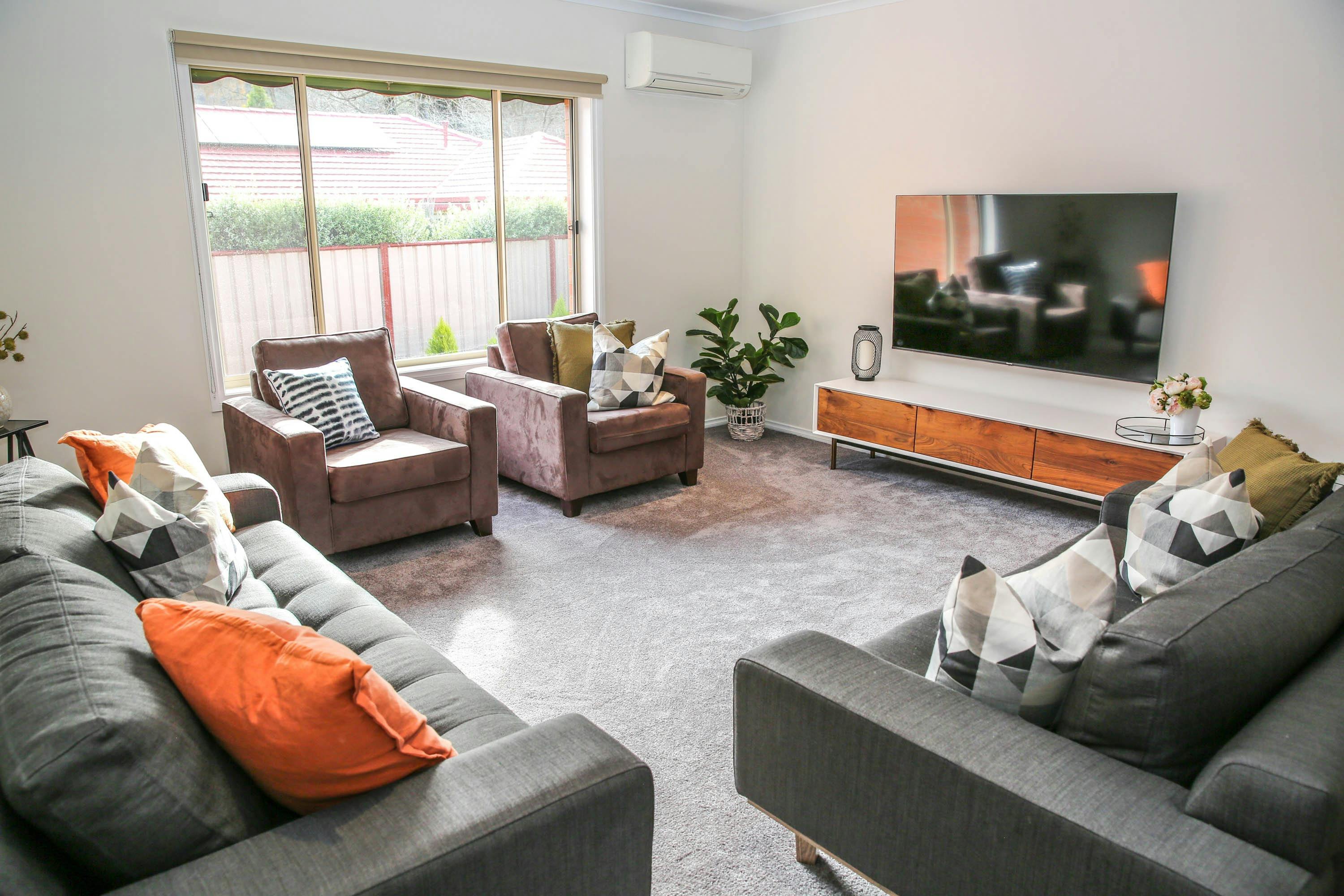 Living area with TV - Pet friendly Group Family Bright Accommodation