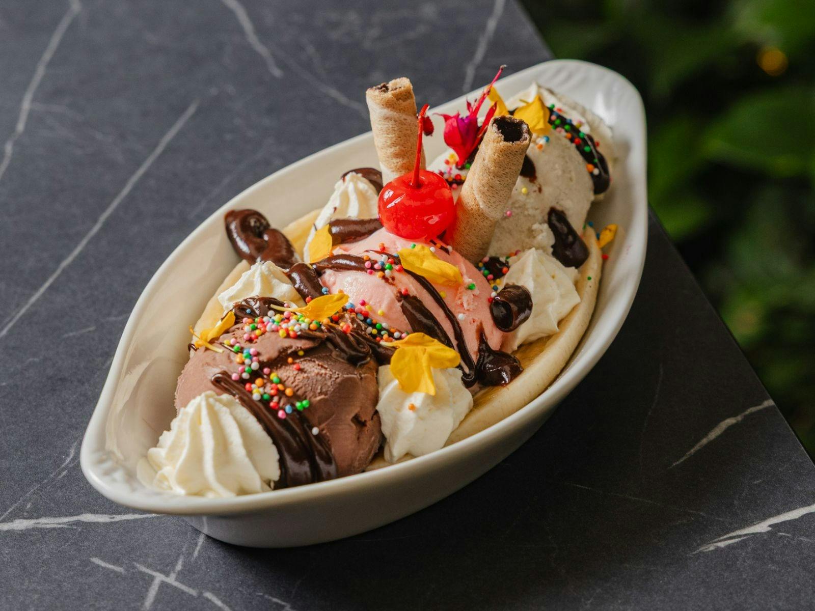 Ice cream sundae dessert bowl