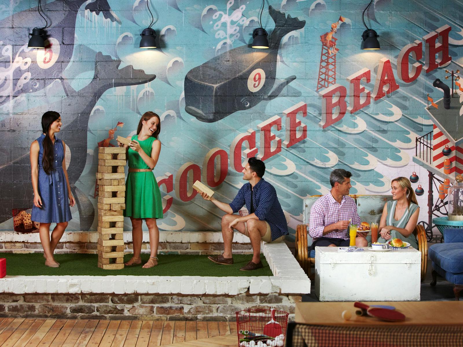 Coogee Pavilion, Coogee에서 식사와 Jenga 게임을 하는 친구들