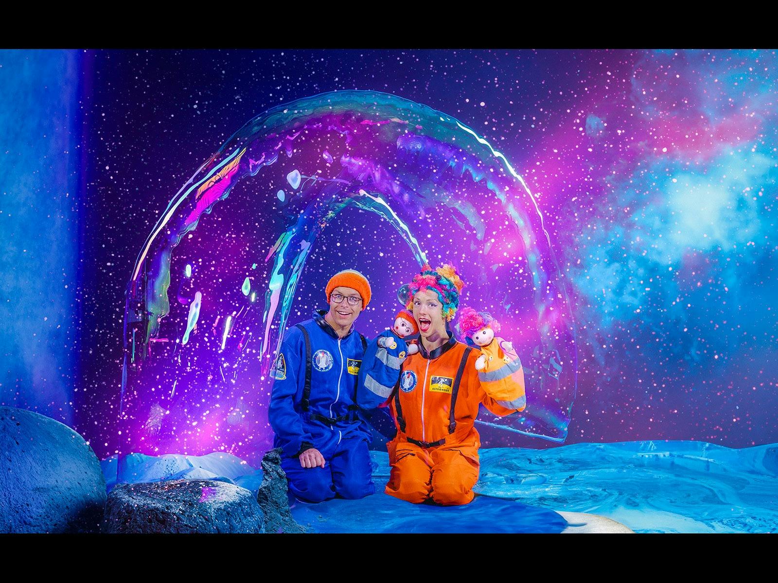 BUBBLE SHOW IN SPACE