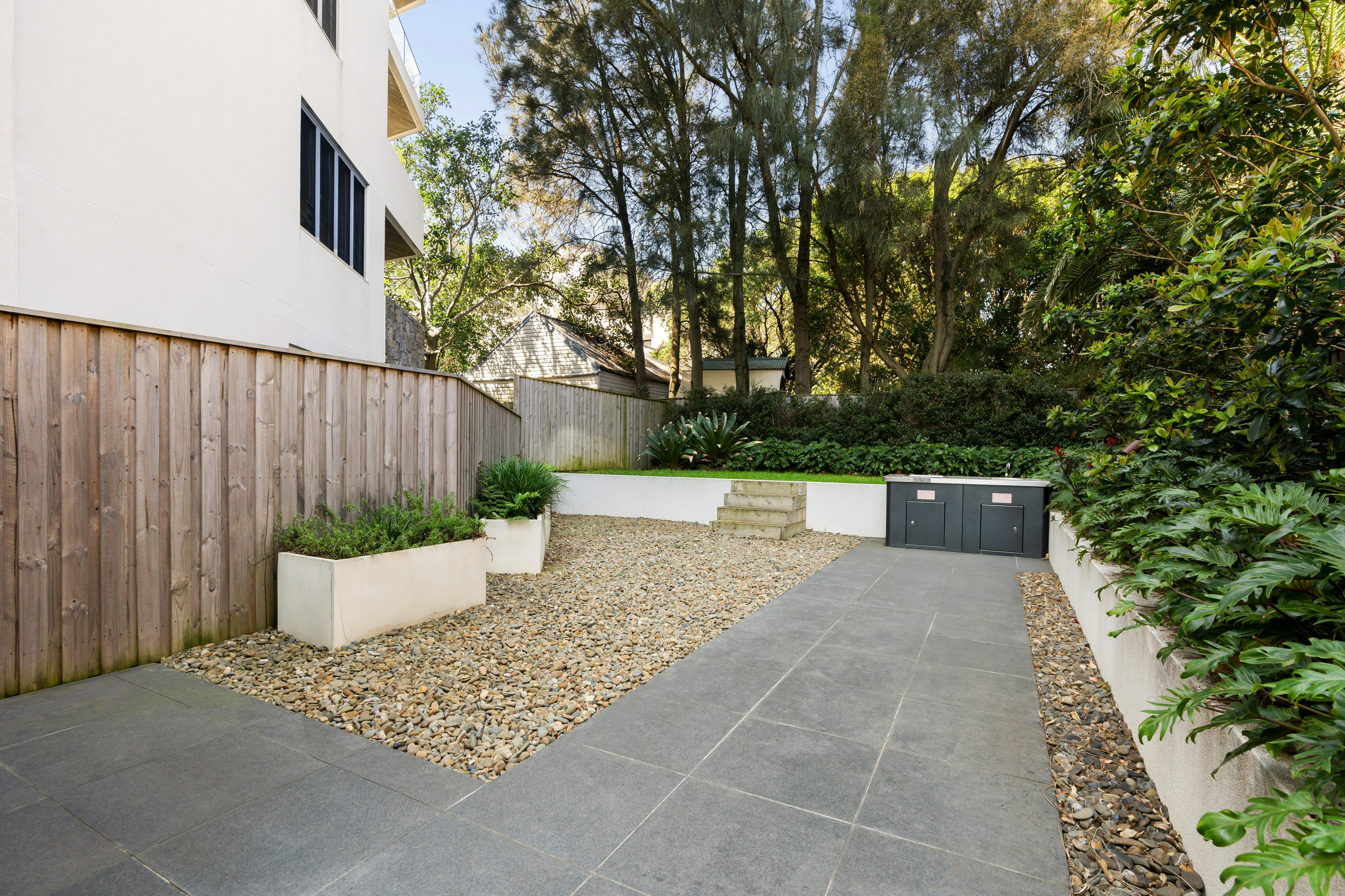 風景優美的戶外區域有碎石路和綠色植物。