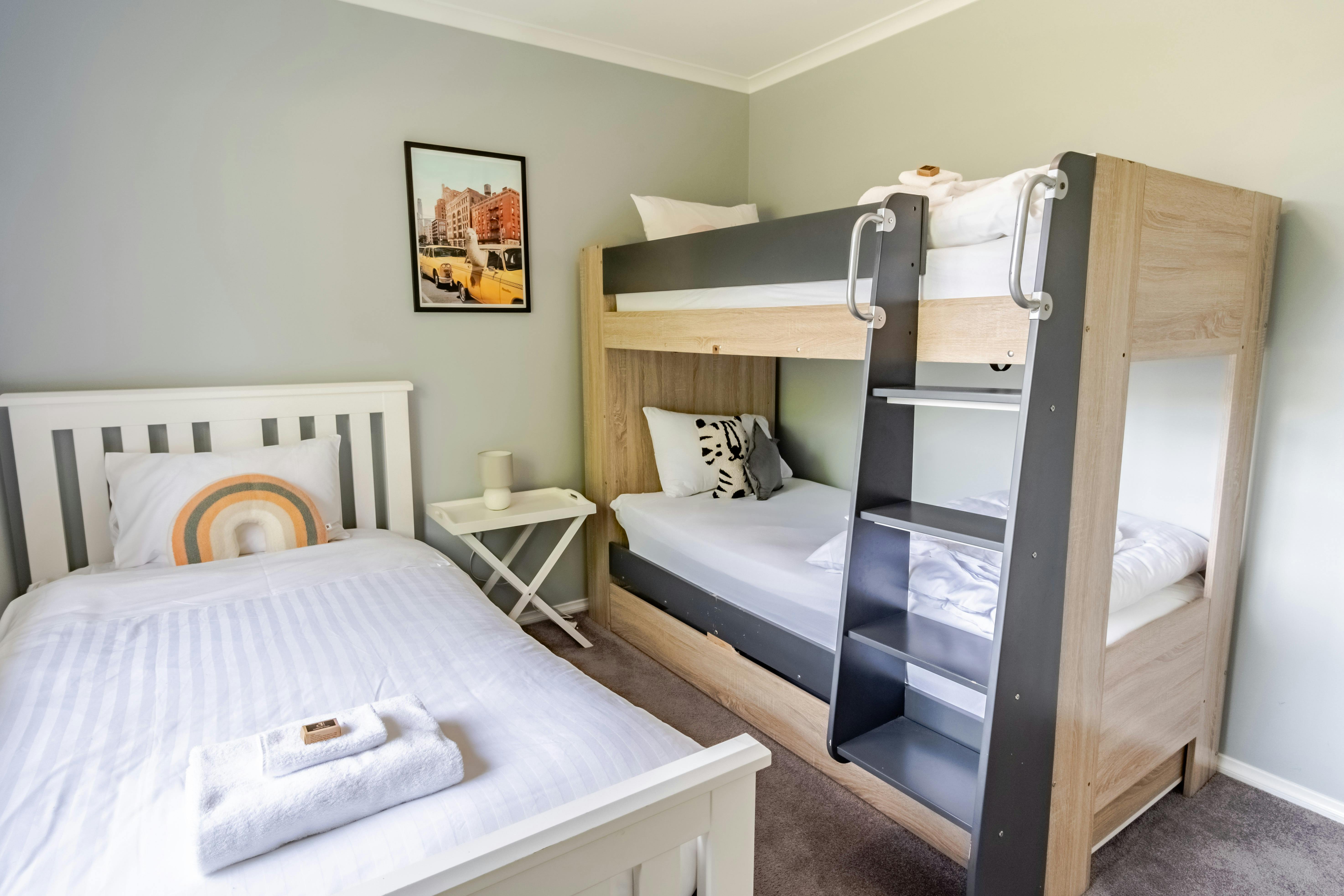 Shine Bright Singles Room 4 Bright Pet Friendly Group Family Accommodation | Alpine Valley Getaways