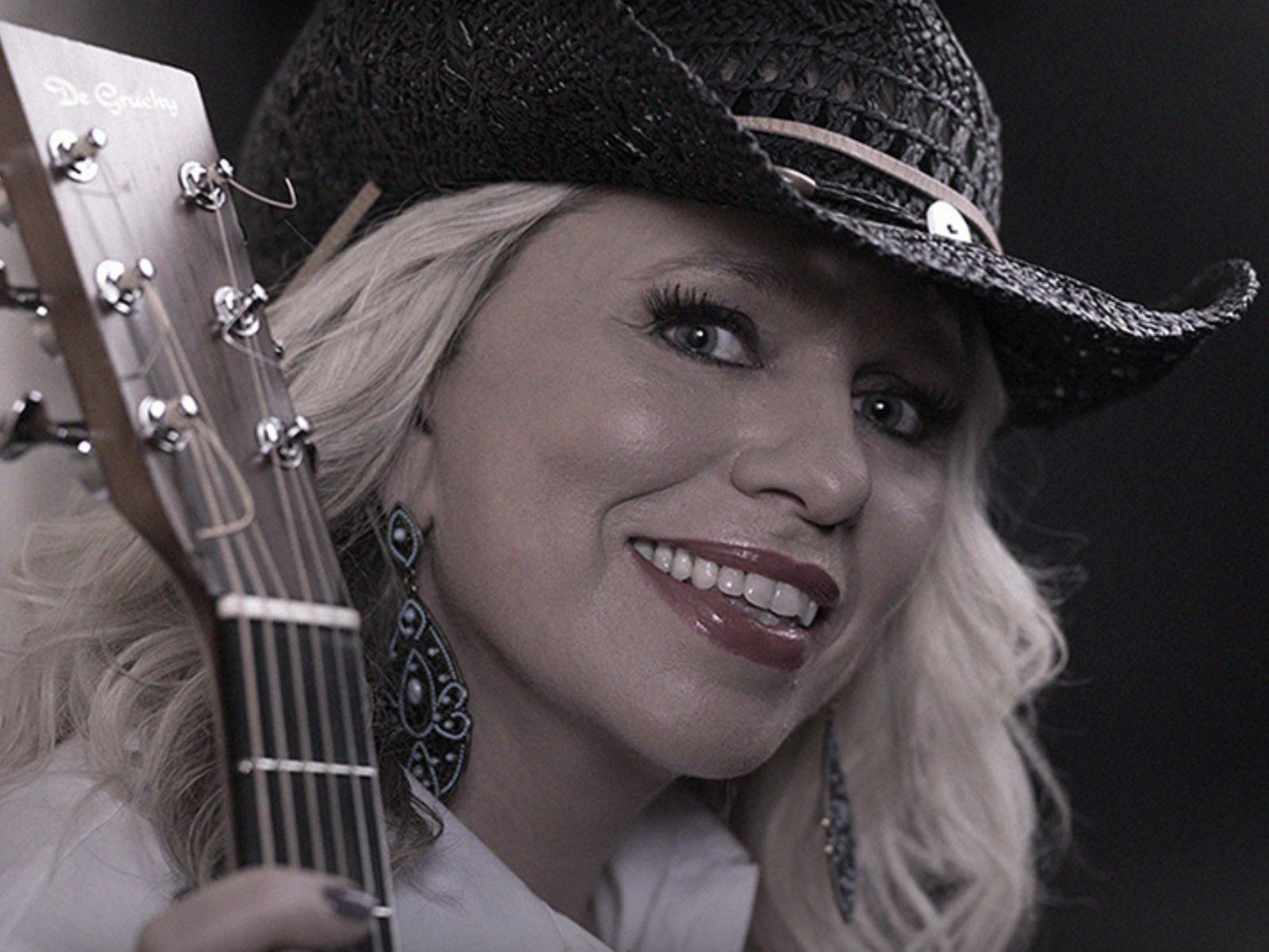 Beccy Cole with a guitar