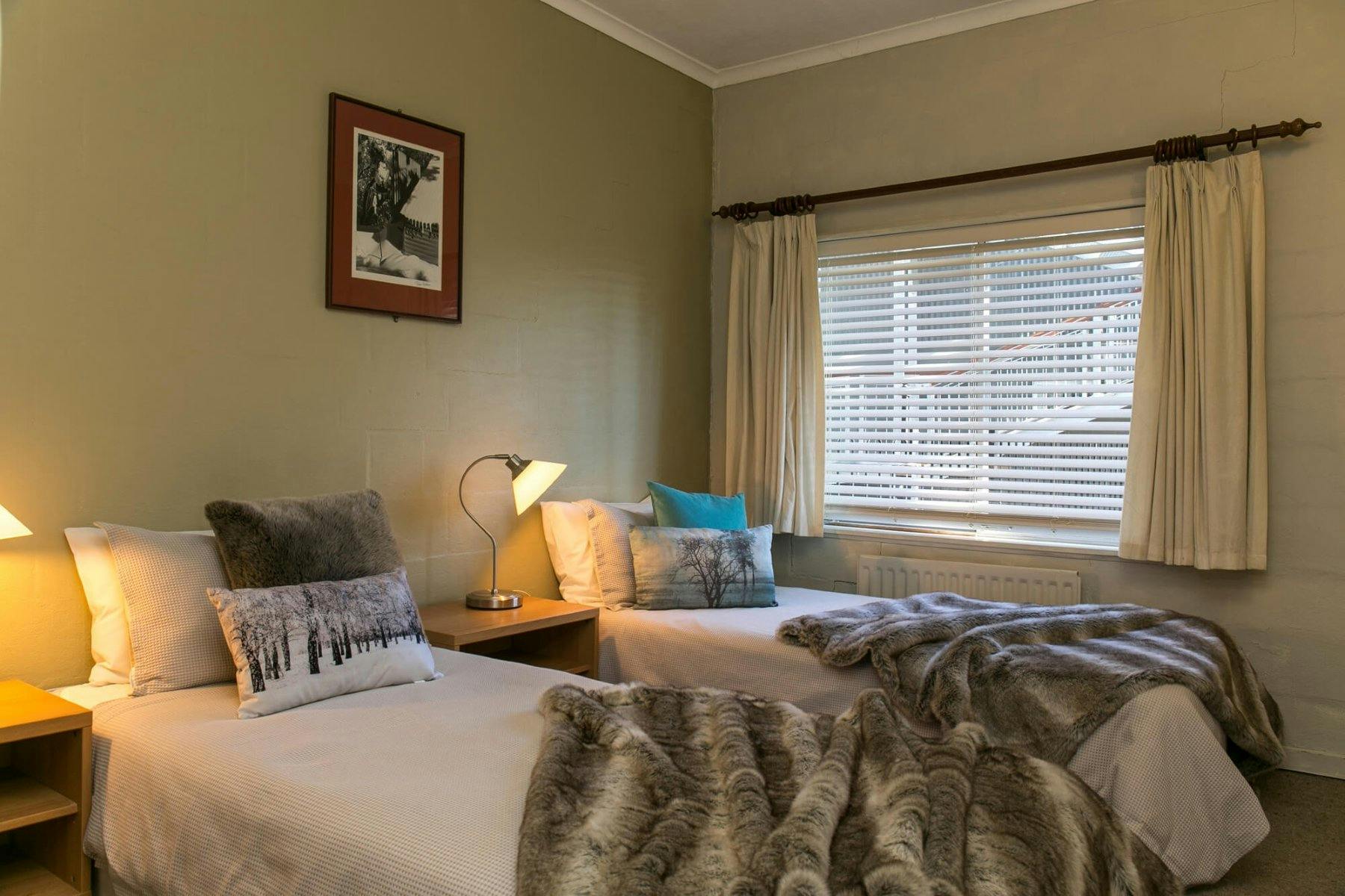 twin bed room at Feathertop Lodge