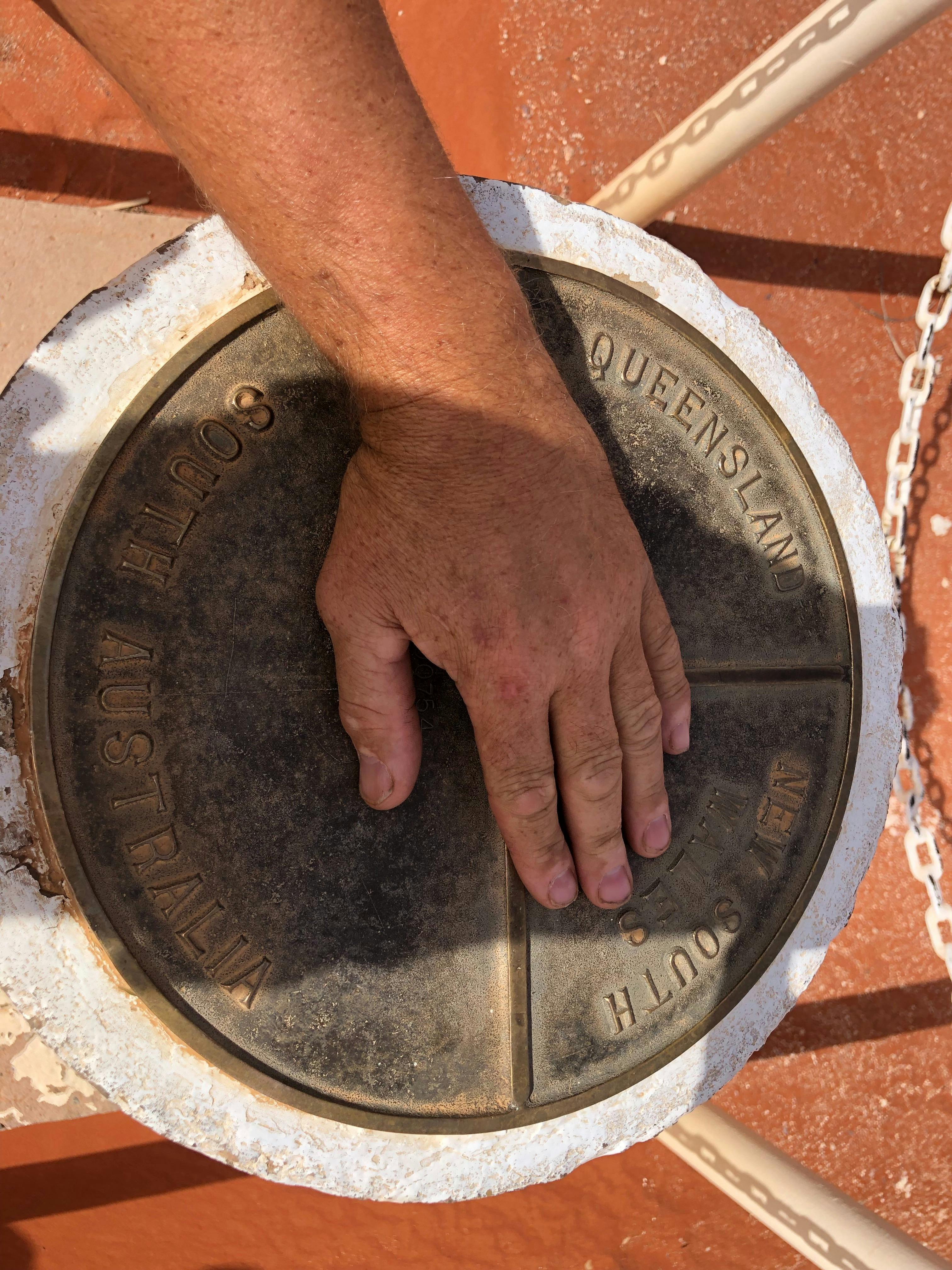 3 states with 1 hand