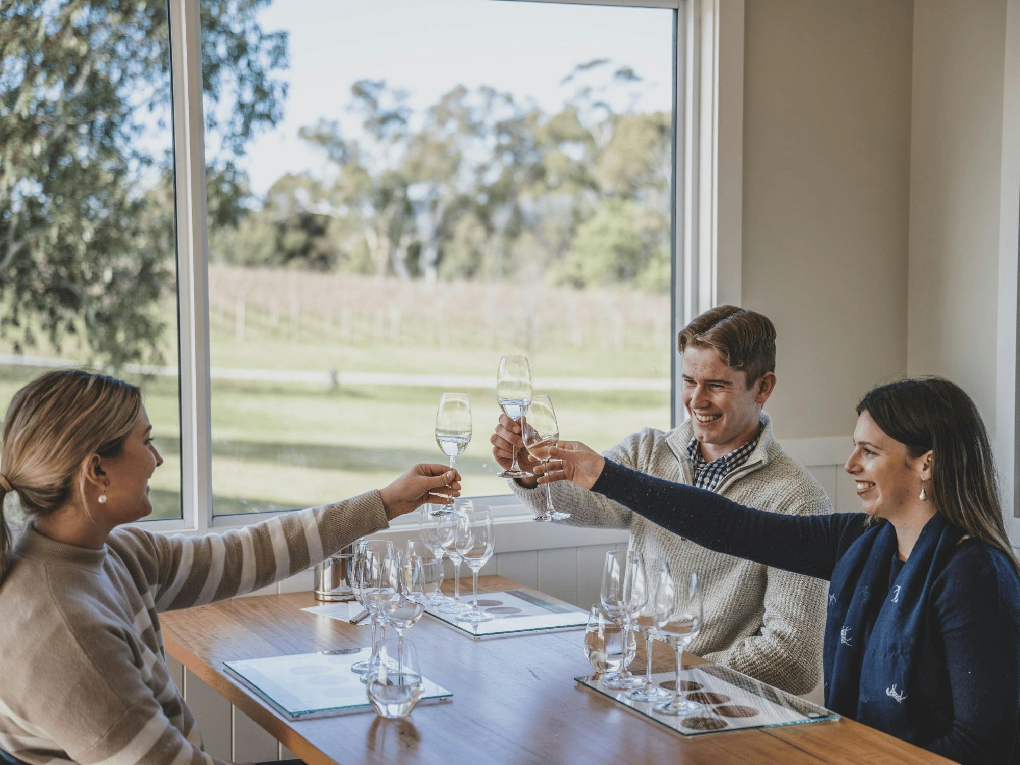 전망 좋은 곳에서 와인 시음을 즐기는 3명