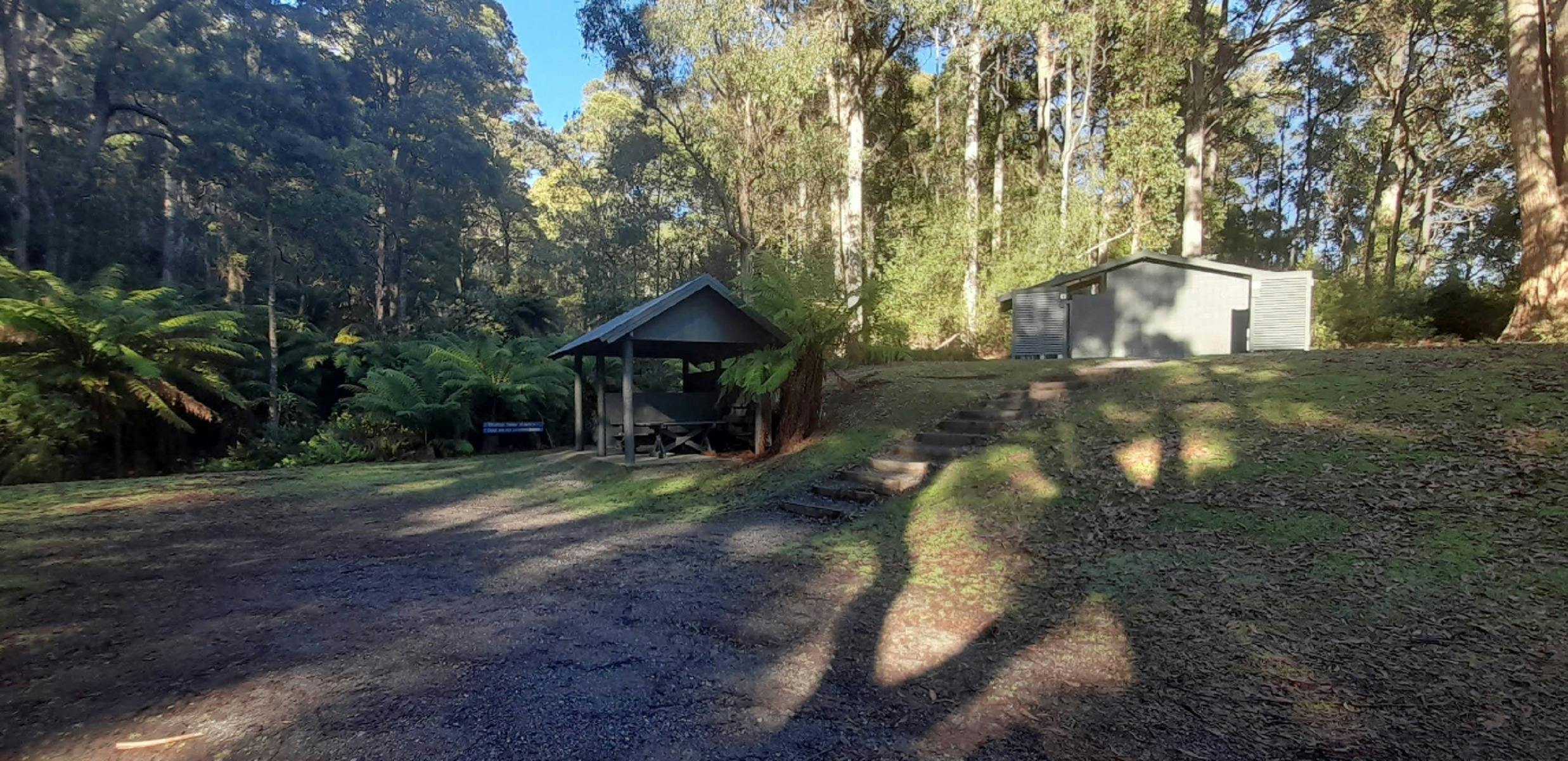 Parking area with hut and toilets