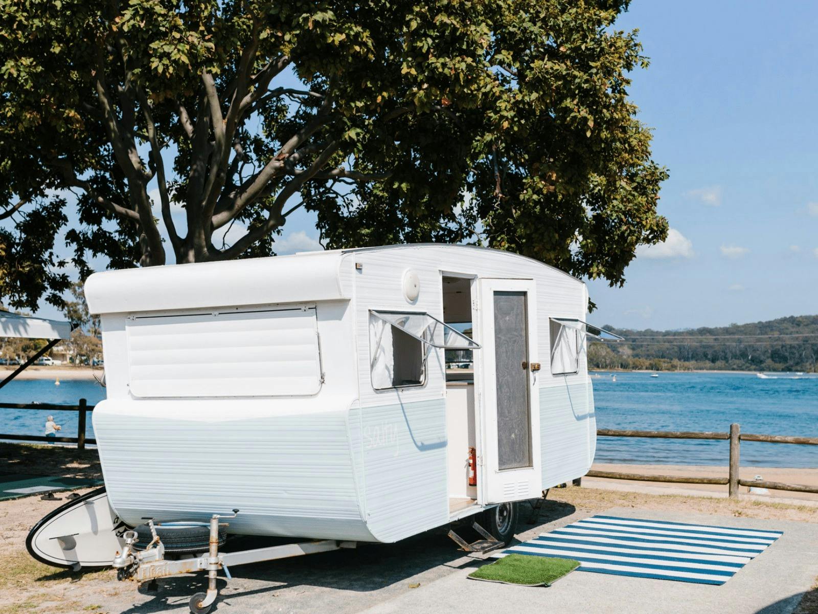 Cute and quirky vintage caravan in front of lake in Queensland