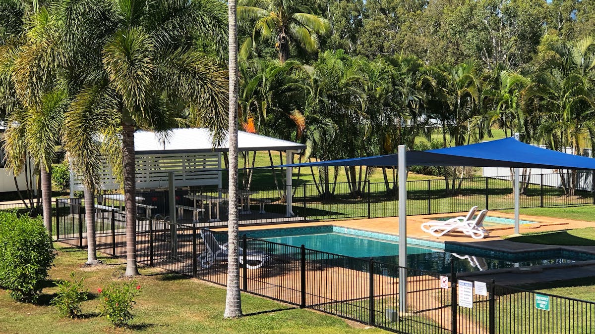 Pool & bbq area