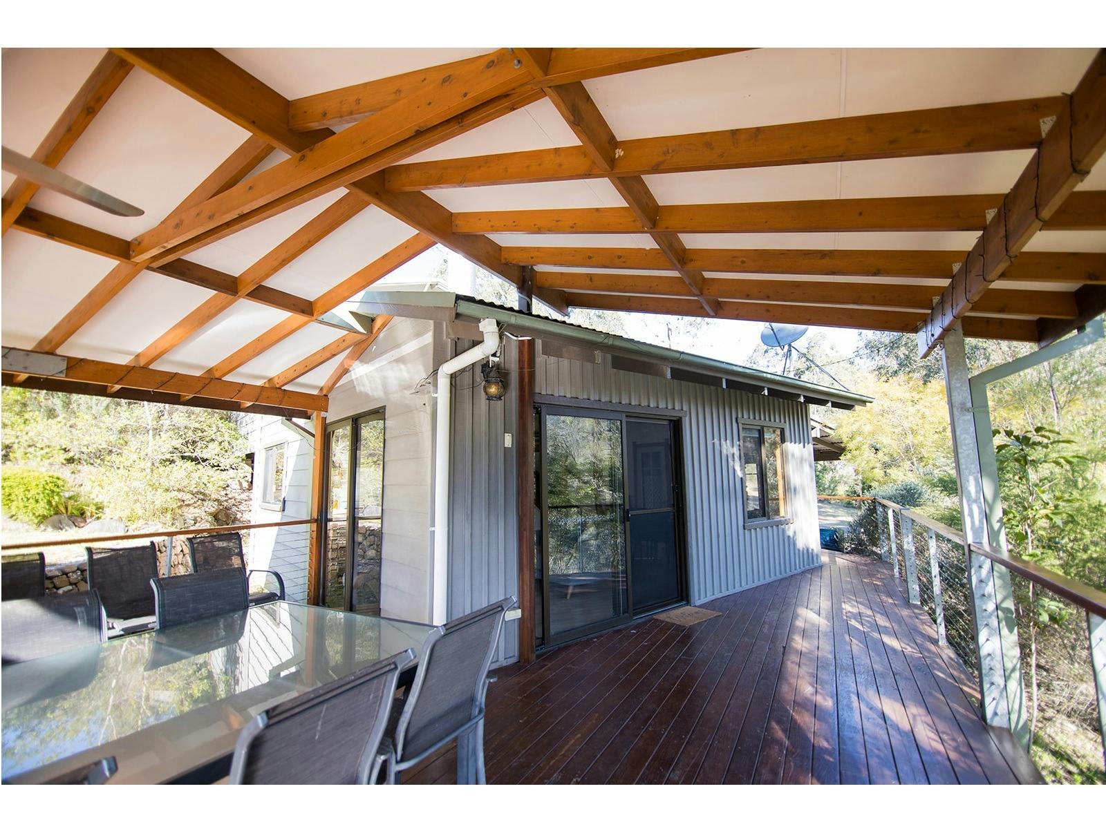 带顶棚的木质露台，配有户外座椅