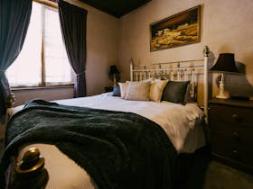 Mintaro Hideaway - Carpenter bedroom with brass bed