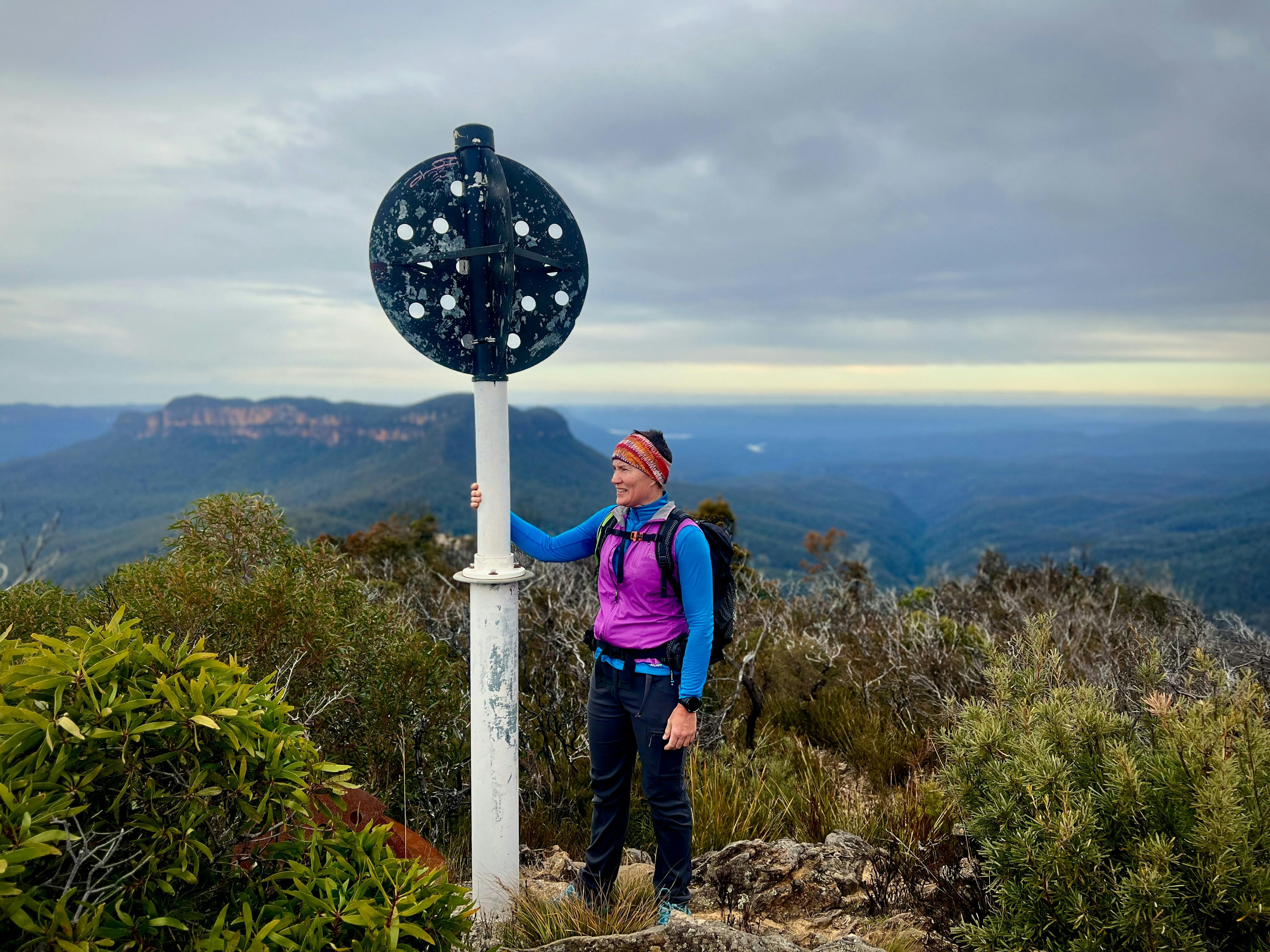 솔리터리 산을 배경으로 삼각점 아래에 서 있는 부시워커