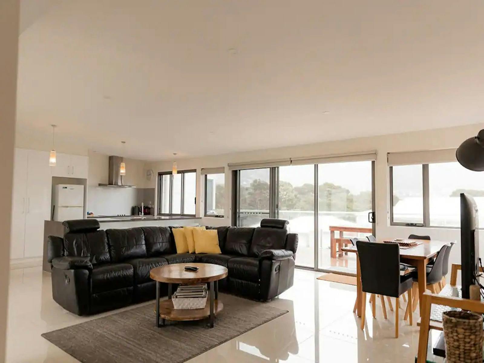 Lounge/Dining/Kitchen