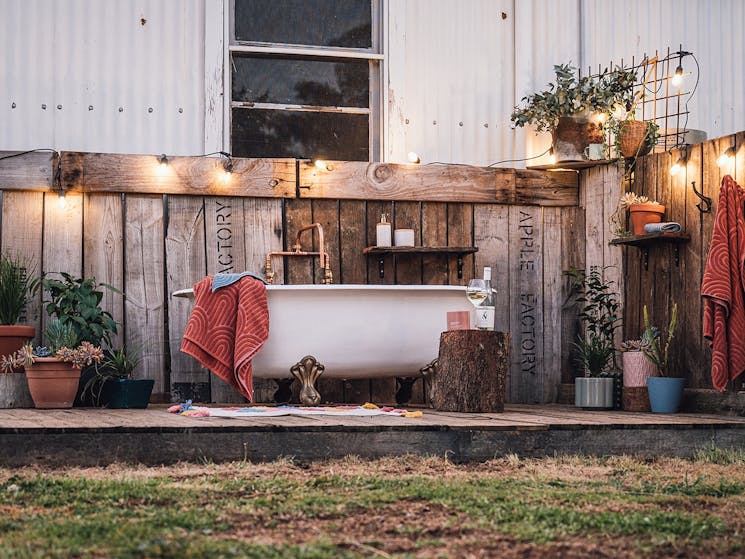 Relax at night in the outdoor bath and gaze up at the night sky