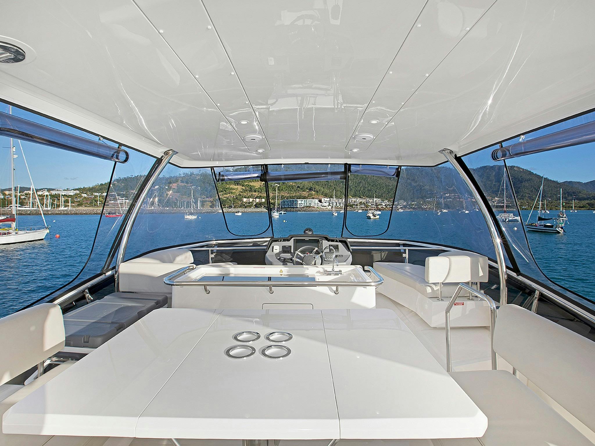 Aquila 44 - flybridge and dining