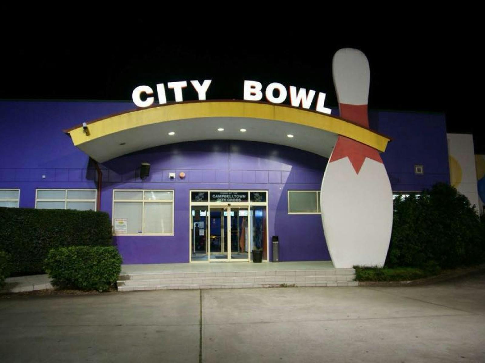 Campbelltown City Bowl 입구의 밤