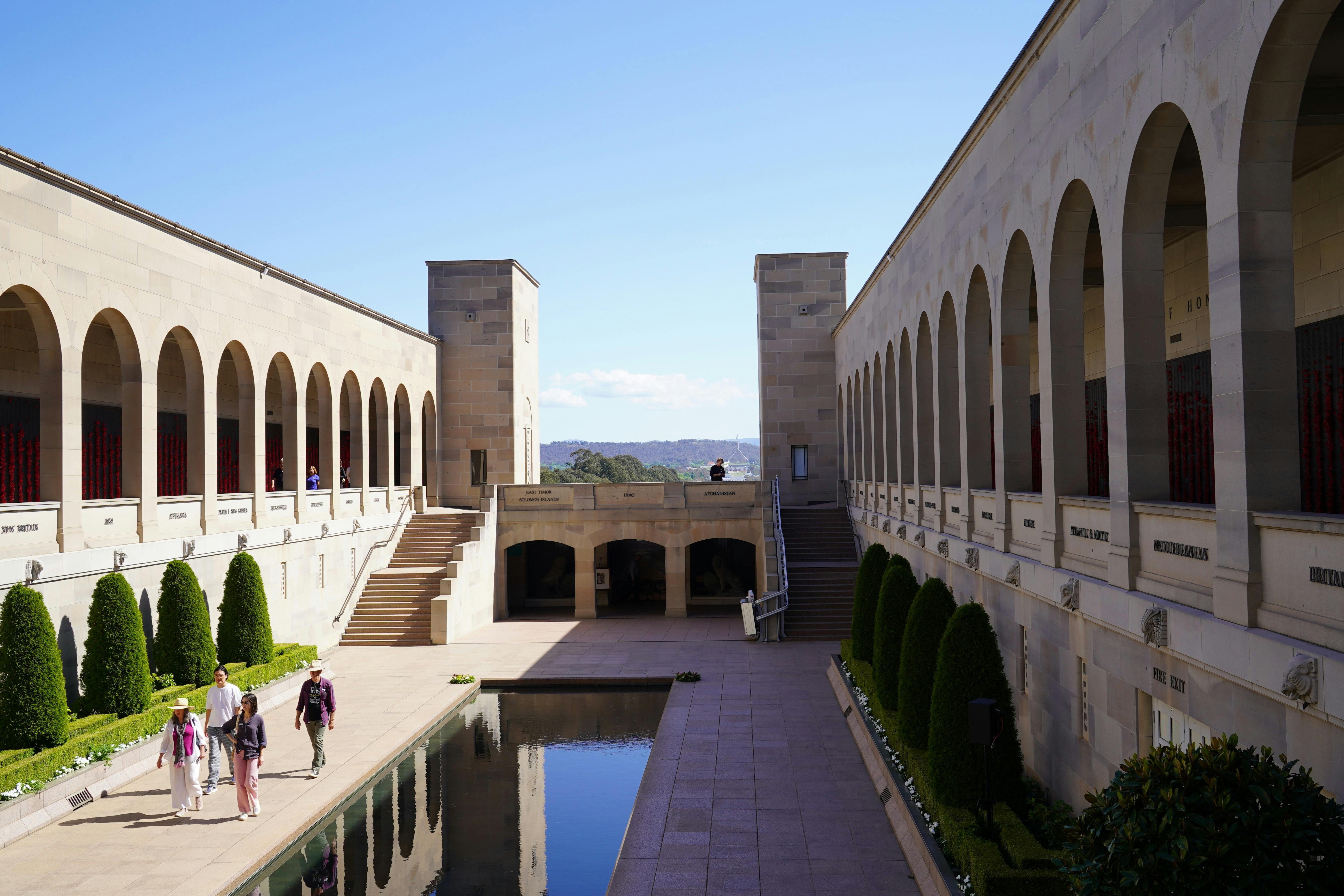 Canberra Sightseeing AWM Australian War Memorial ANZAC Parade