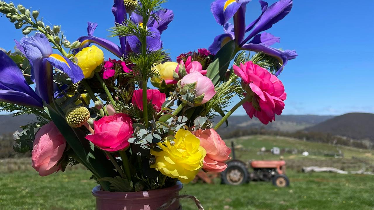 Medium Vase - Spring flowers You-Pick