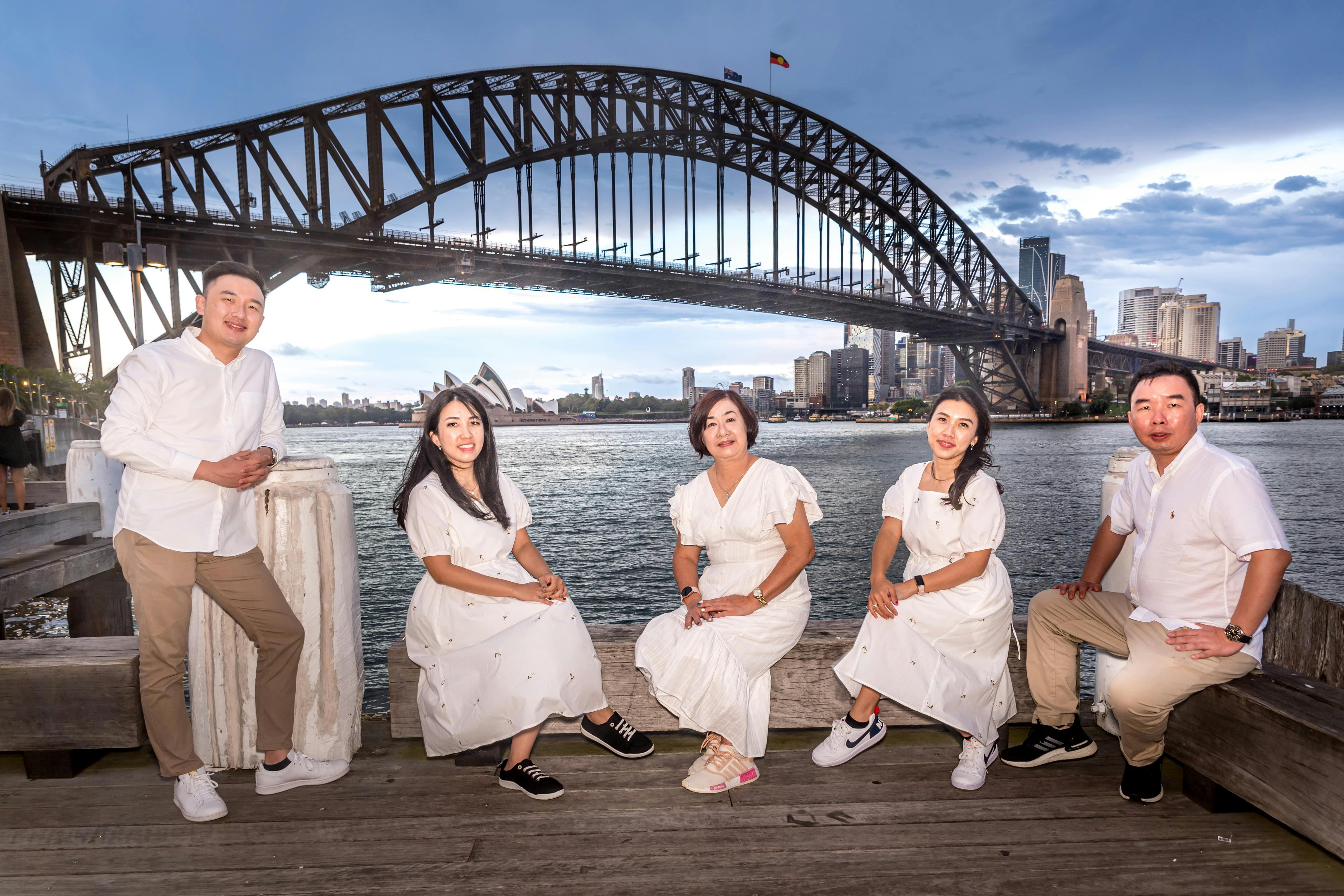 ハーバーブリッジの背景を持つ家族グループ