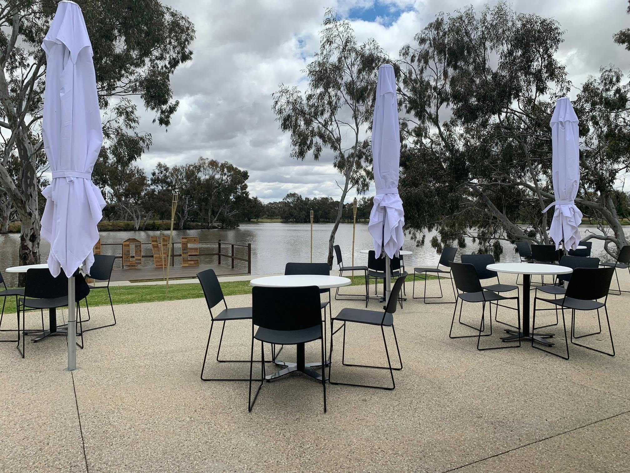 前庭にパラソル付きのテーブルと椅子がある