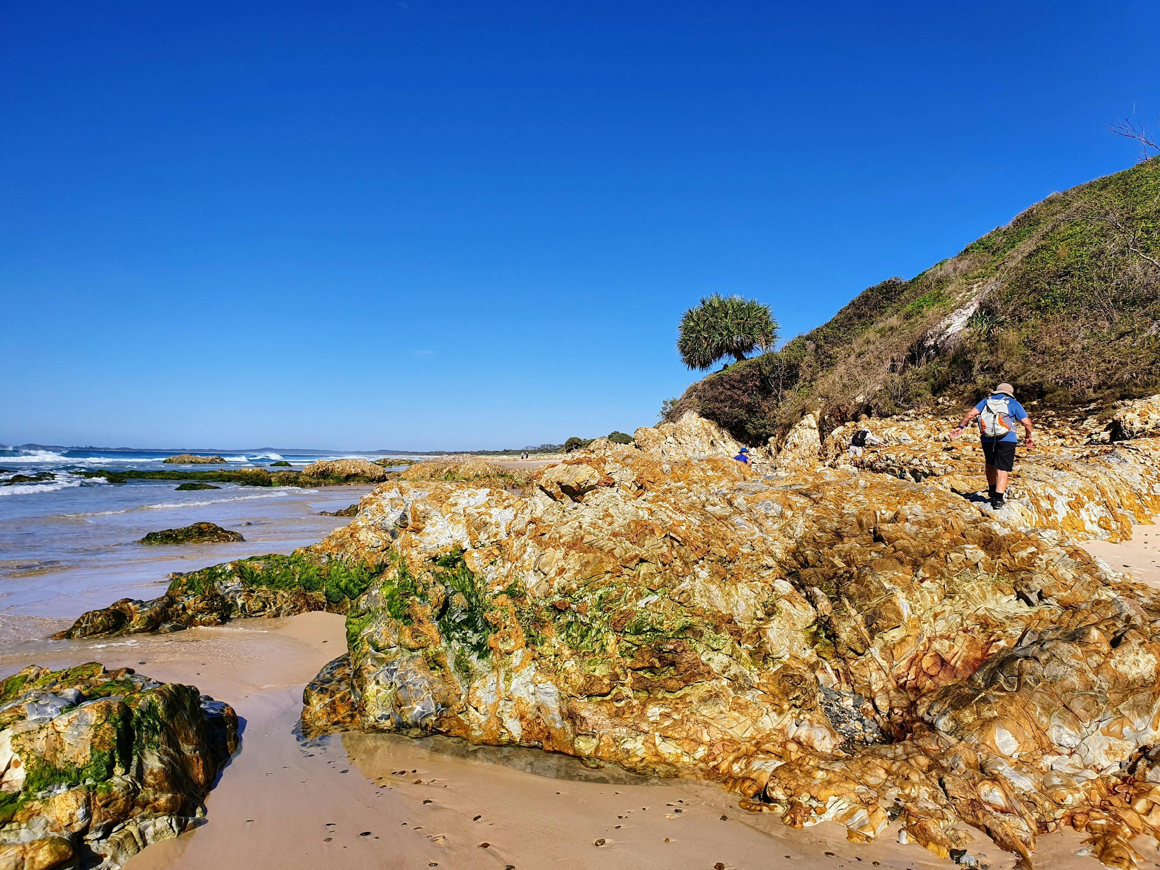 ユレイガー海岸4日間ガイド付きパック ライフズ・アン・アドベンチャーからの無料ウォーキング