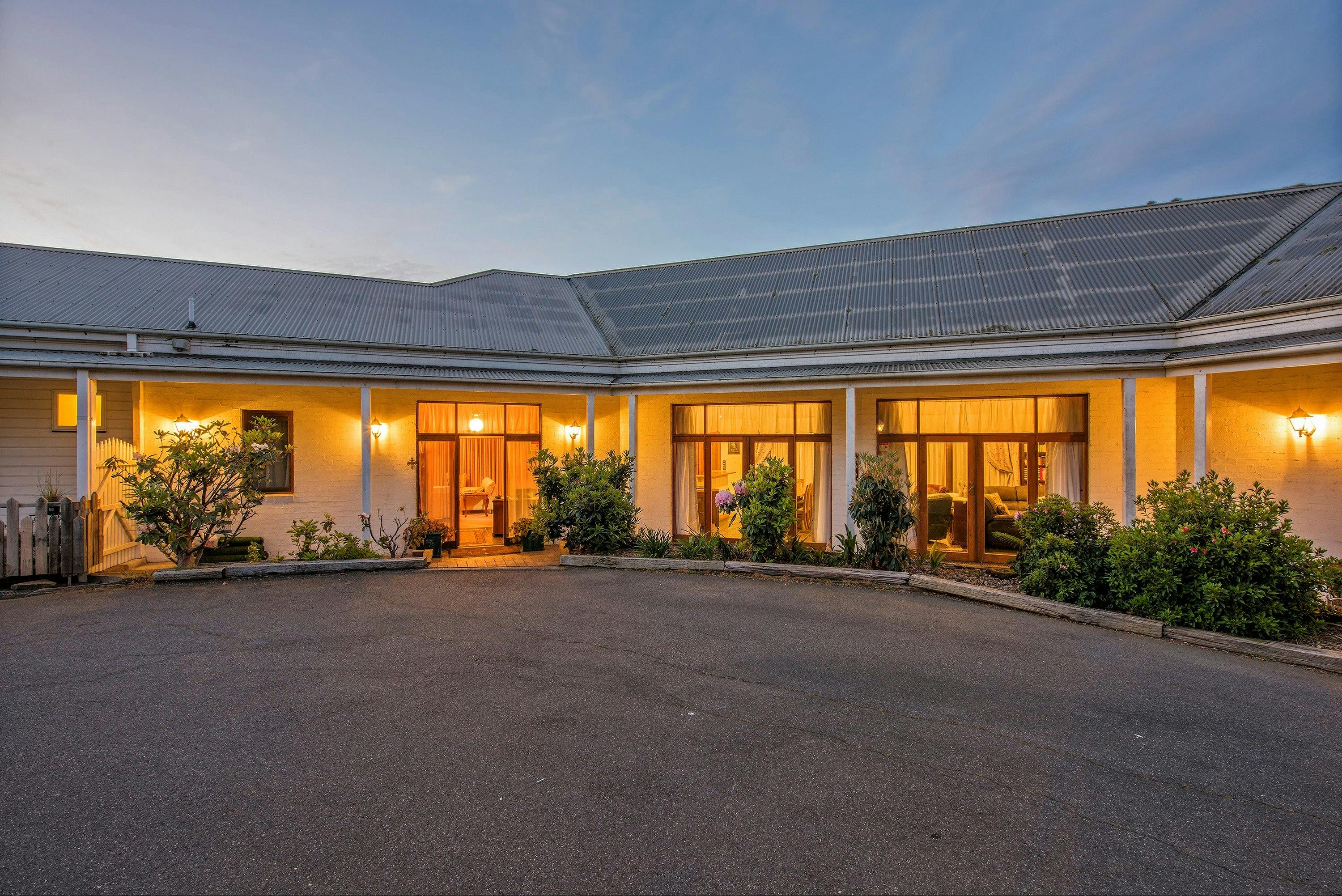 Front entrance to House and Cottage