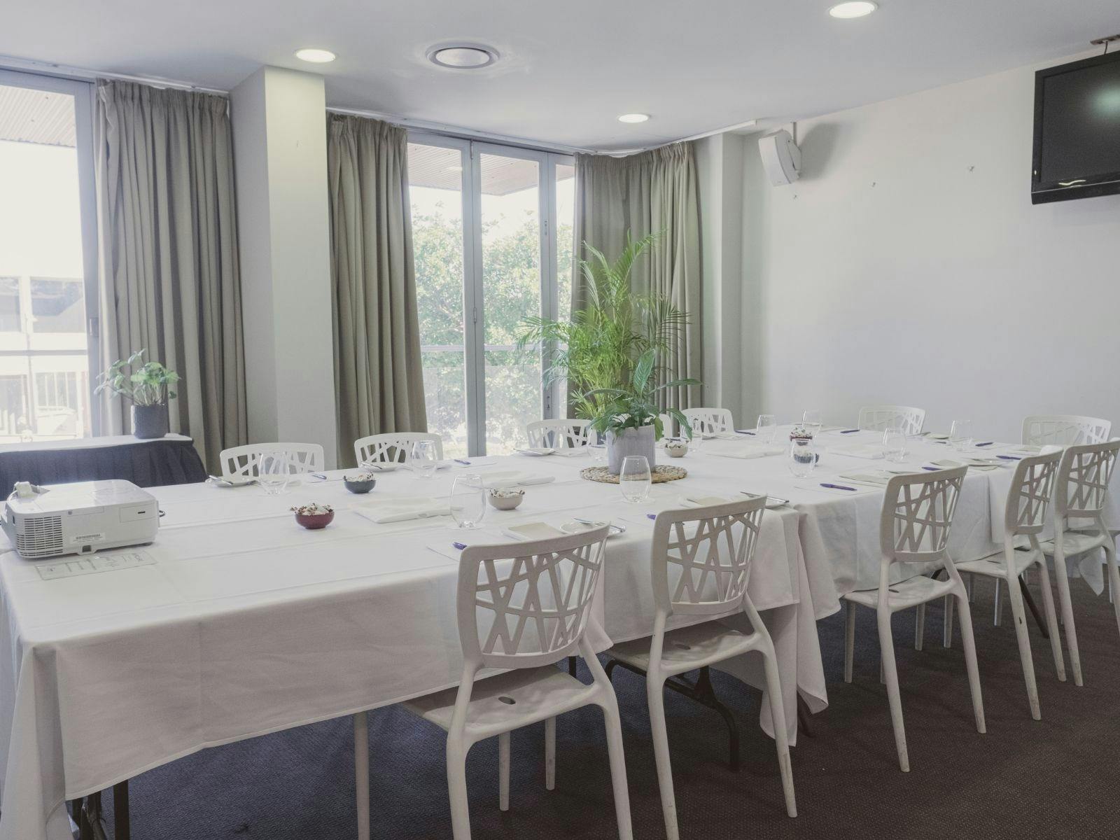 大きな窓のある会議室