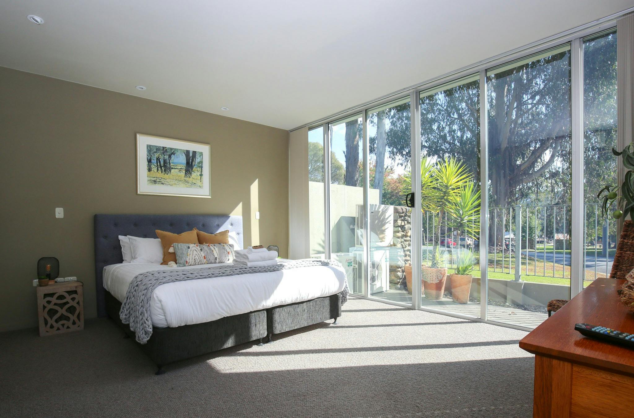 Family and Couple Bright Accommodation Alpine Valley Getaways
