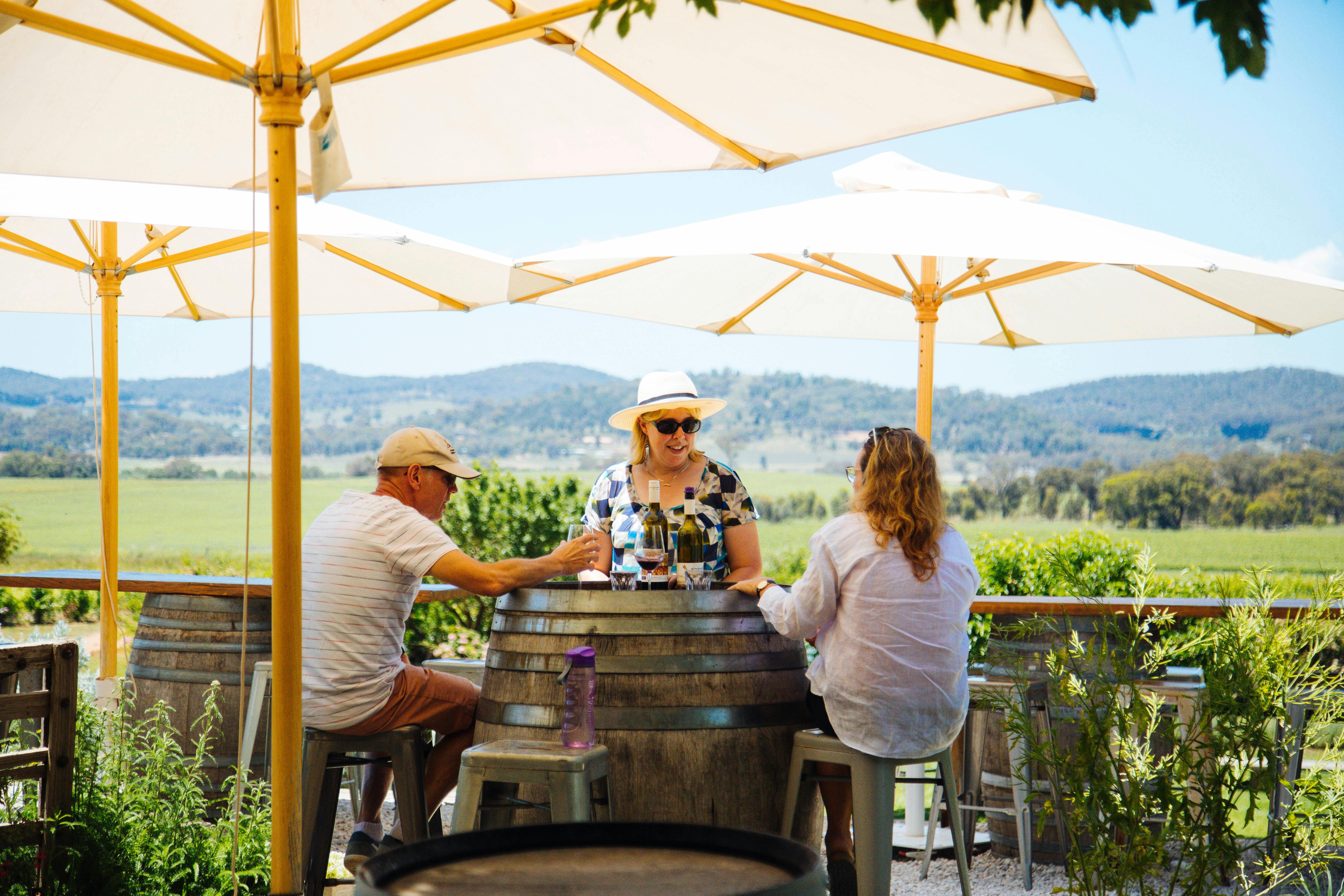 Beenden Sie Ihren Tag mit einem Glas Wein auf der Terrasse mit Blick auf die Weinreben.