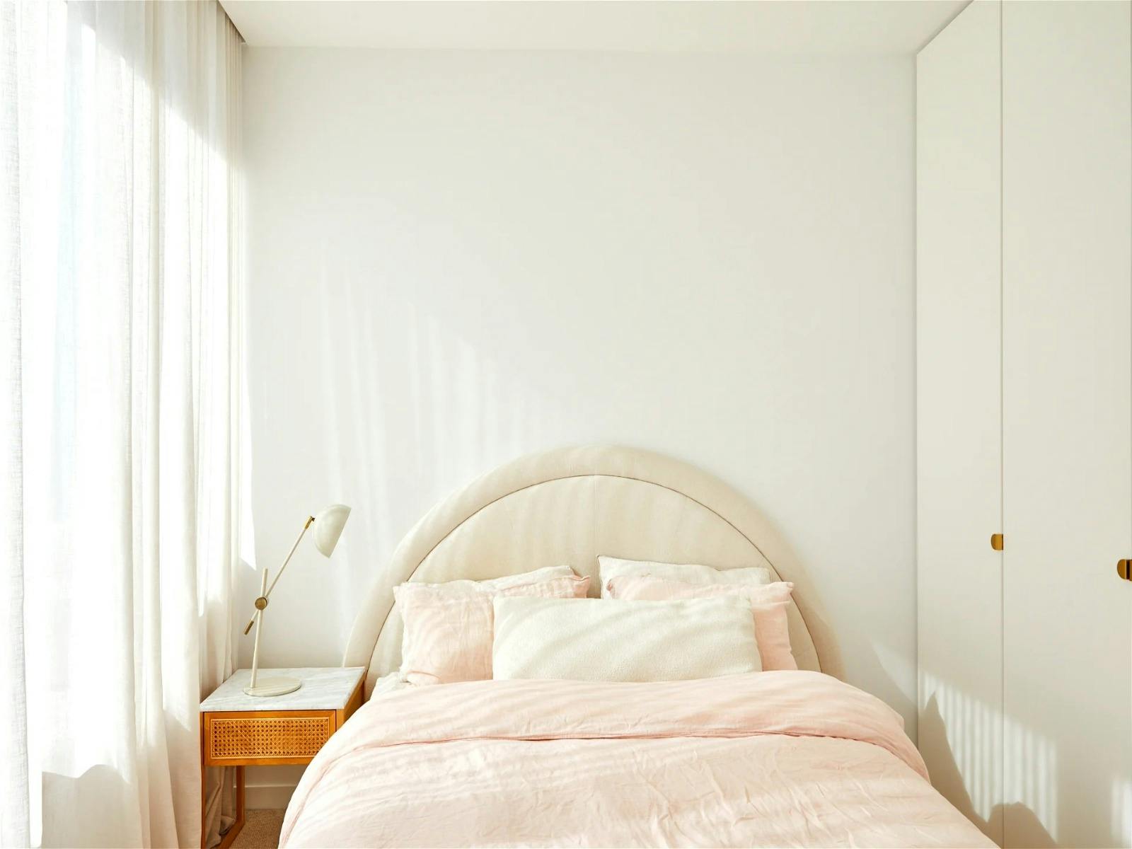 욕실과 공부 공간이 있는 1층 게스트 휴식 공간