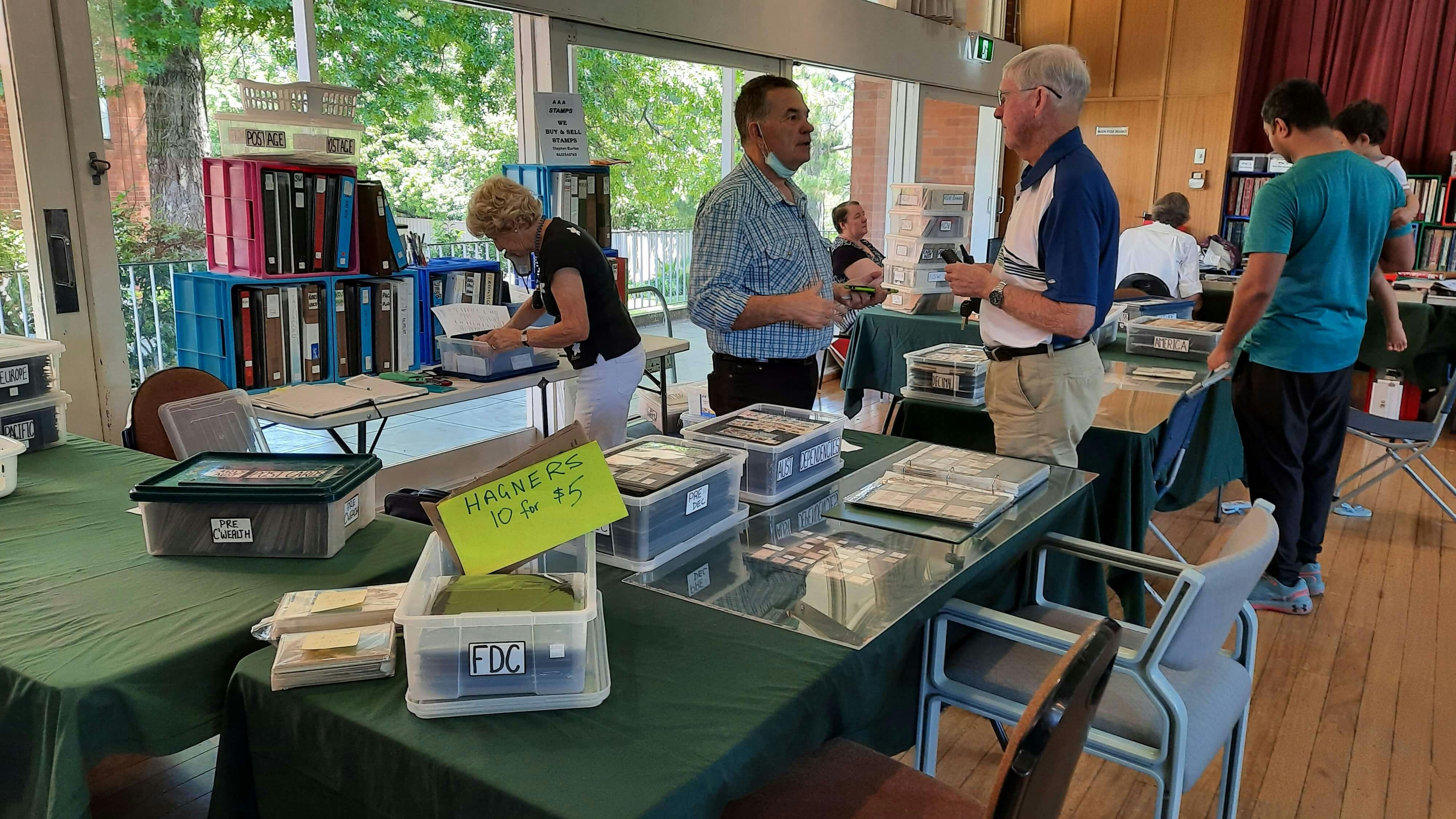 A range of dealers & traders re present