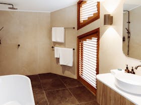 Executive Suite Bathroom, Prairie Outback Lodge