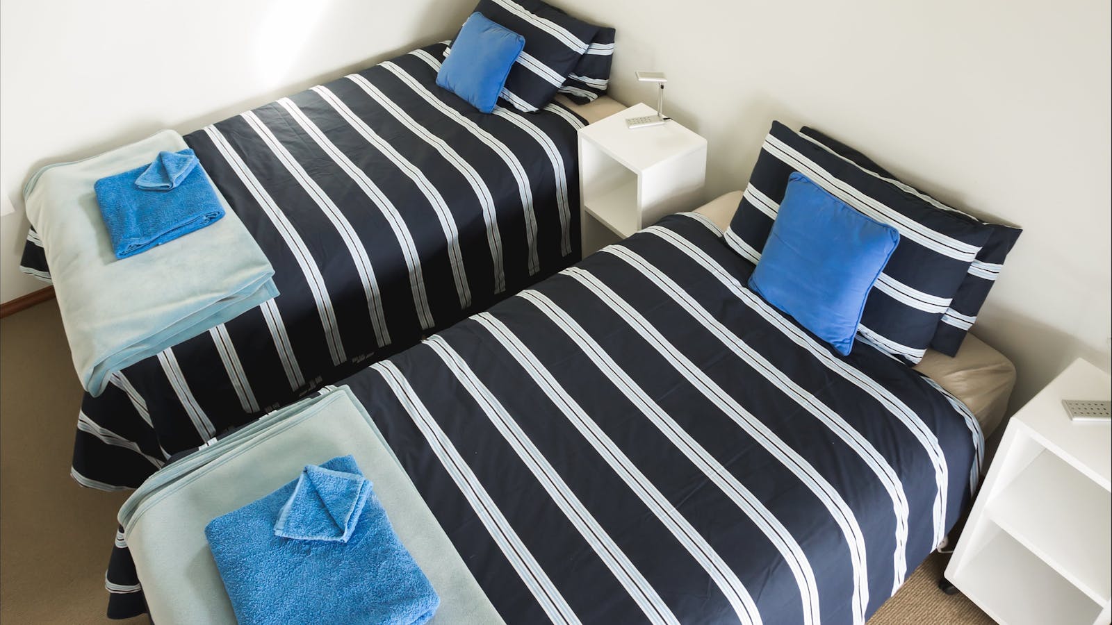 Larus - Two king single beds