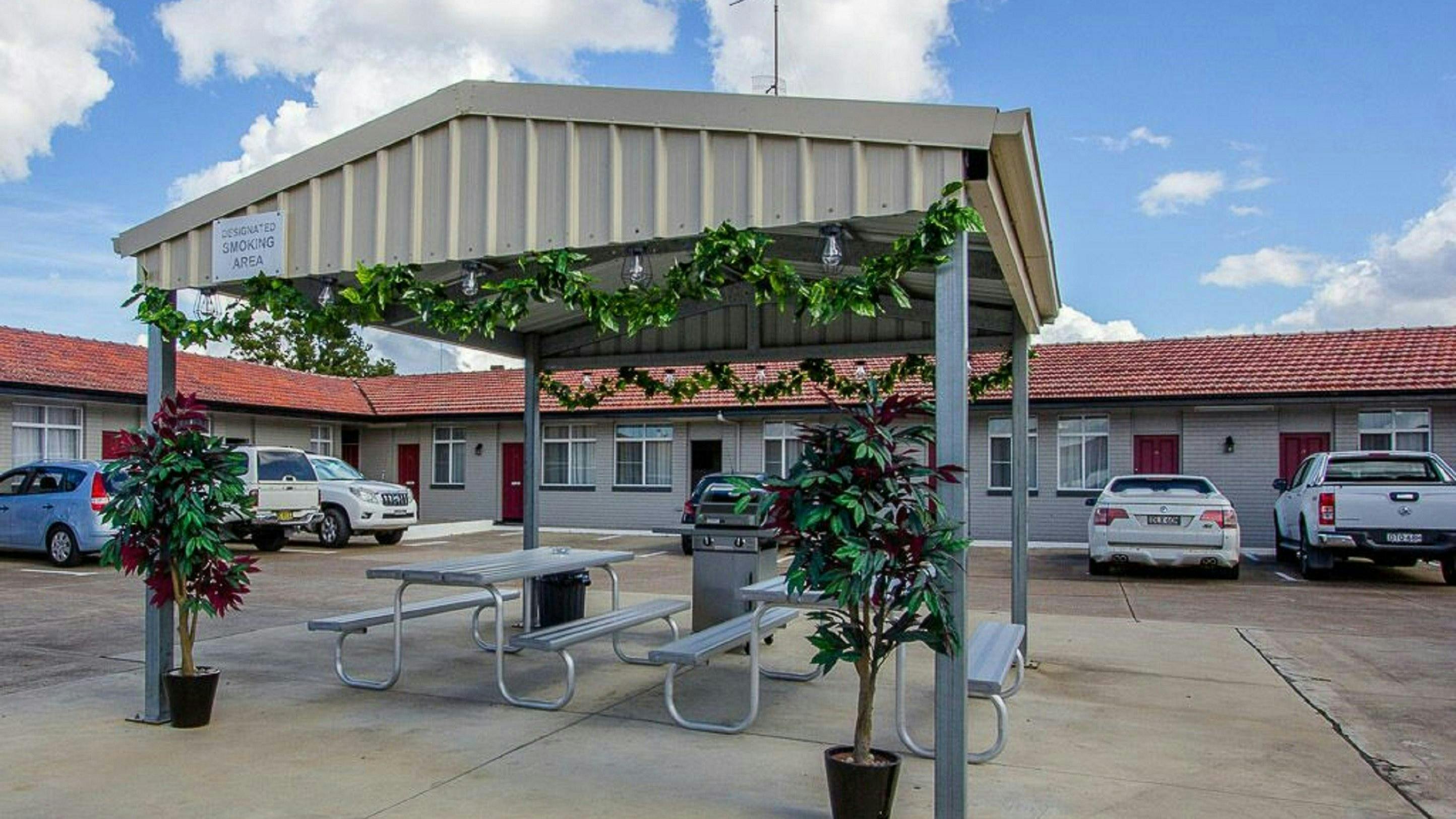 Best Western Endeavour Motel  car park